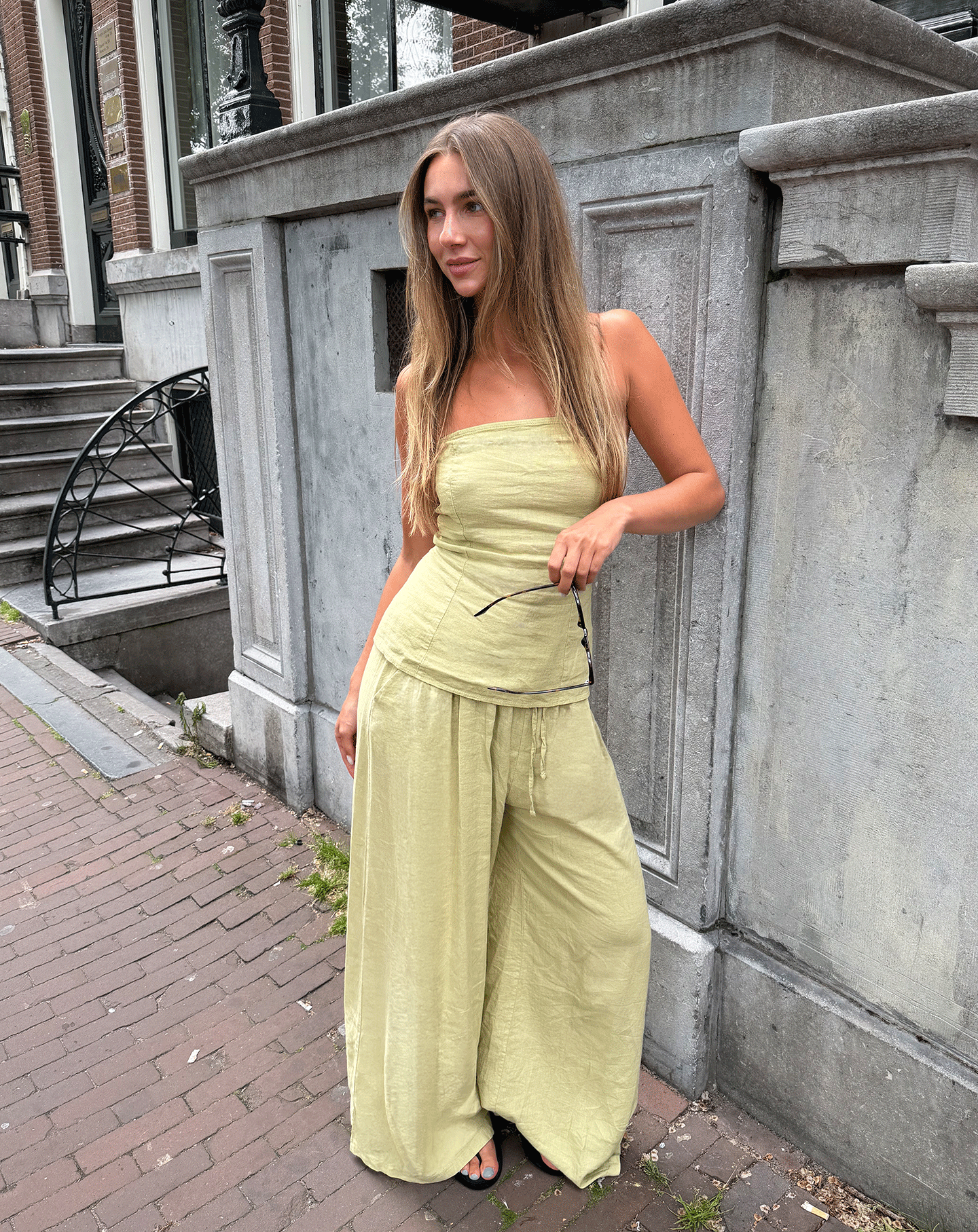 CARMEN LINEN STRAPLESS TOP LICHT OLIJFGROEN