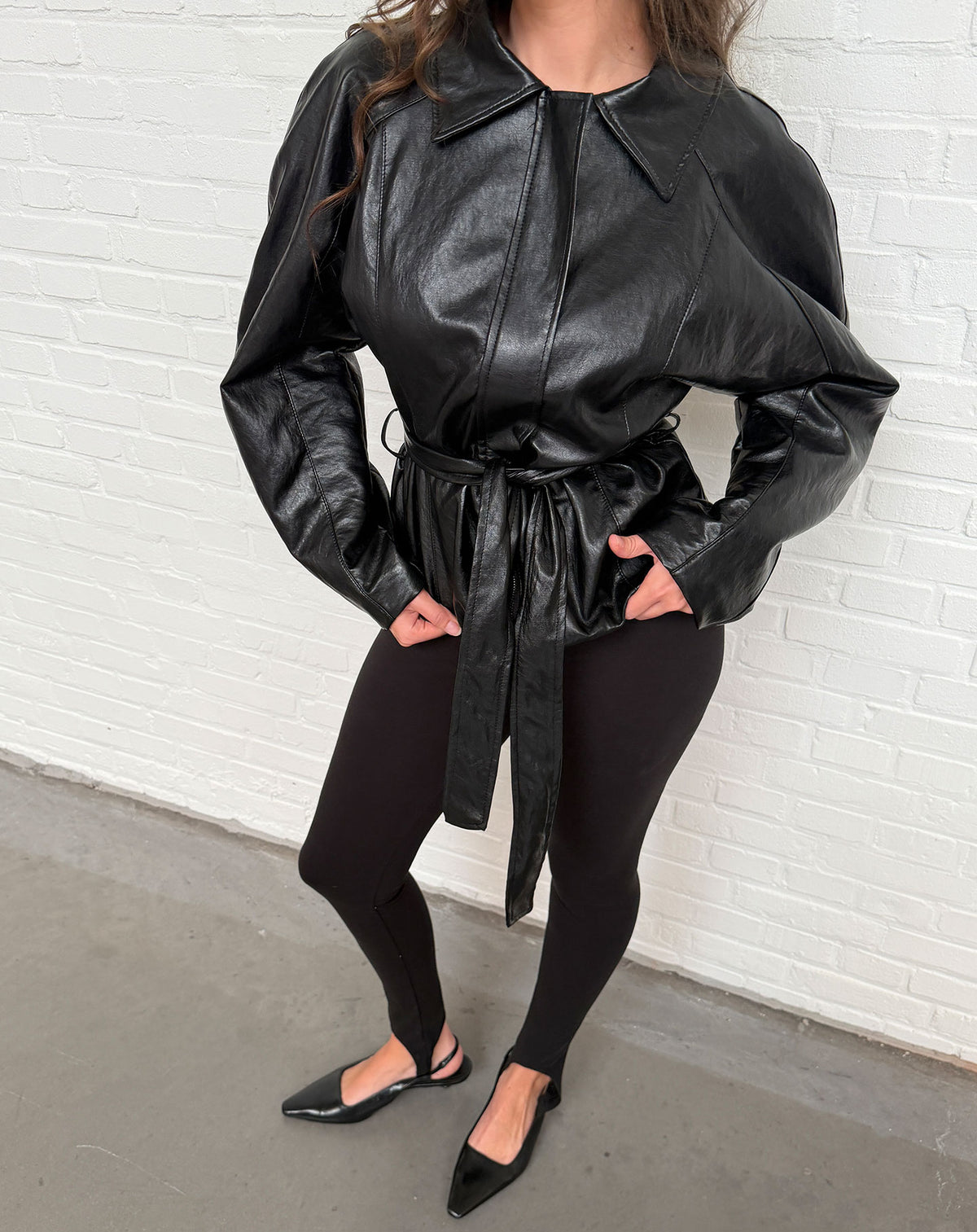 FAUX LEATHER WAIST BELTED JACKET ZWART