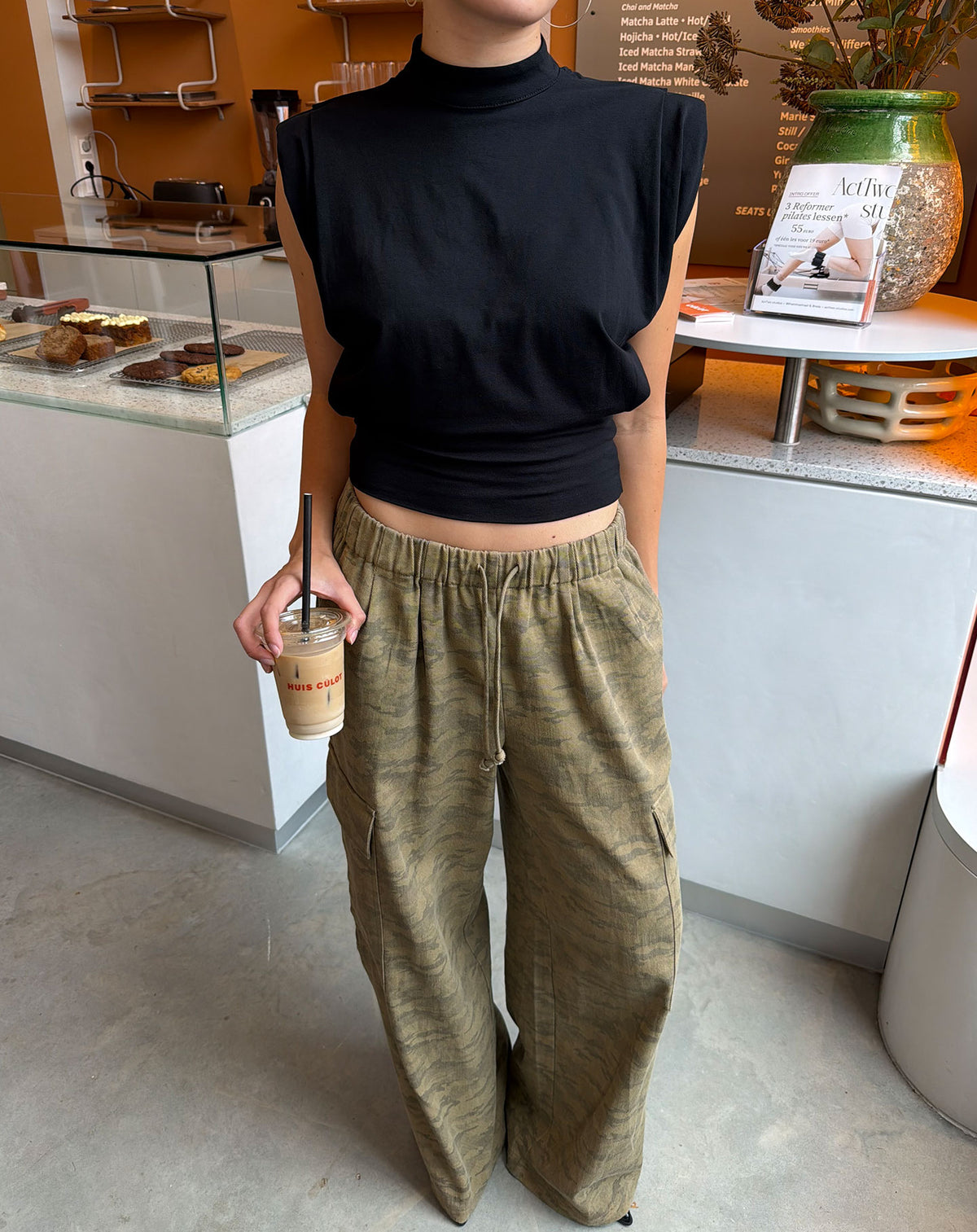 TAMAR PADDED SHOULDER TOP ZWART
