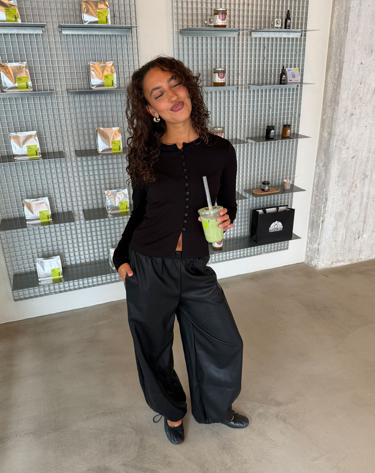 FAUX LEATHER BALLOON PANTS ZWART