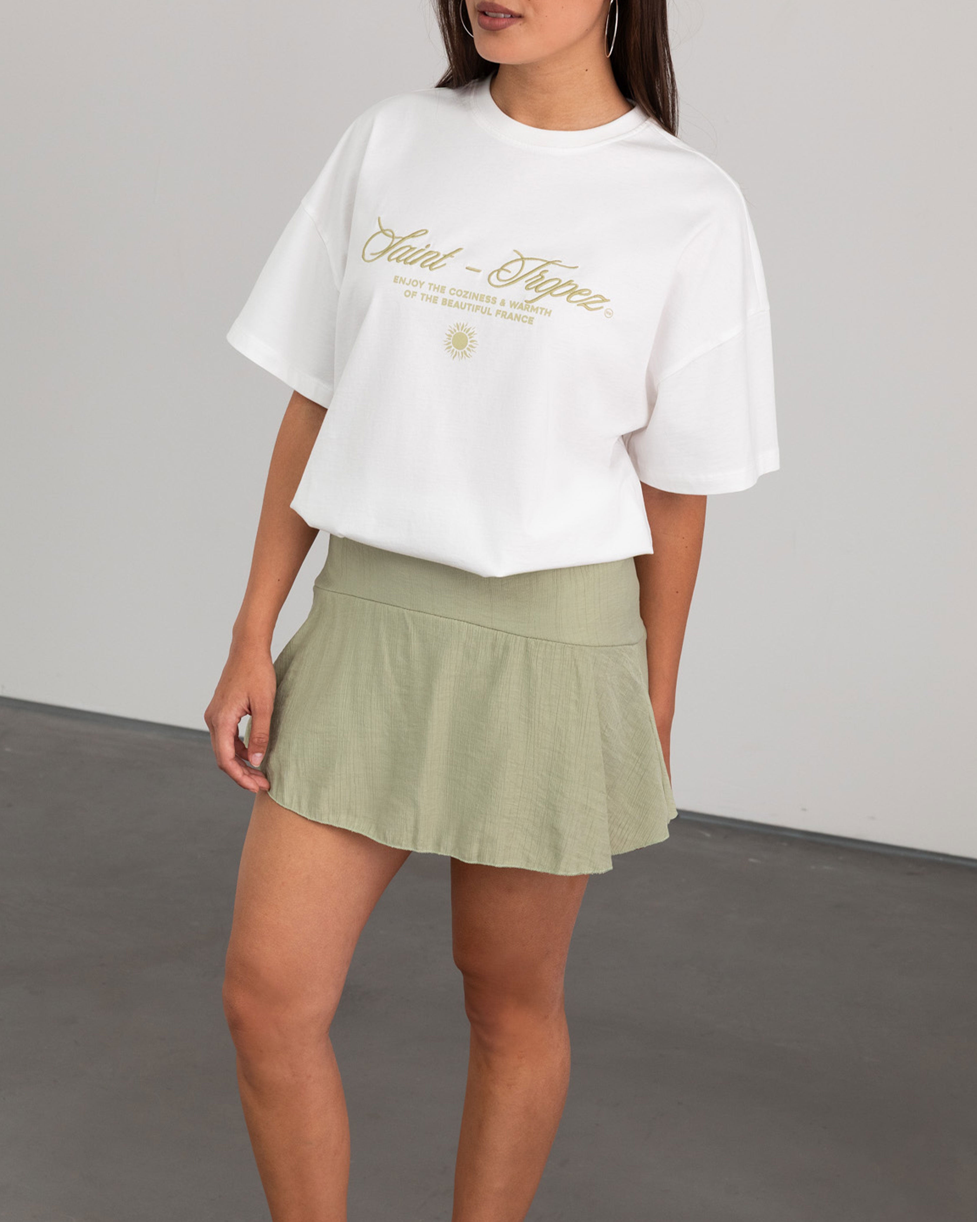 TESSY RUFFLE SKORT LICHT OLIJFGROEN