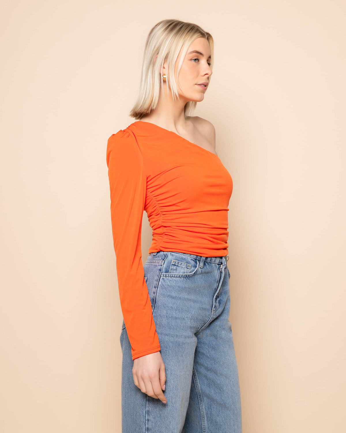 ONE SLEEVE RUCHED TOP ORANJE | Most Wanted