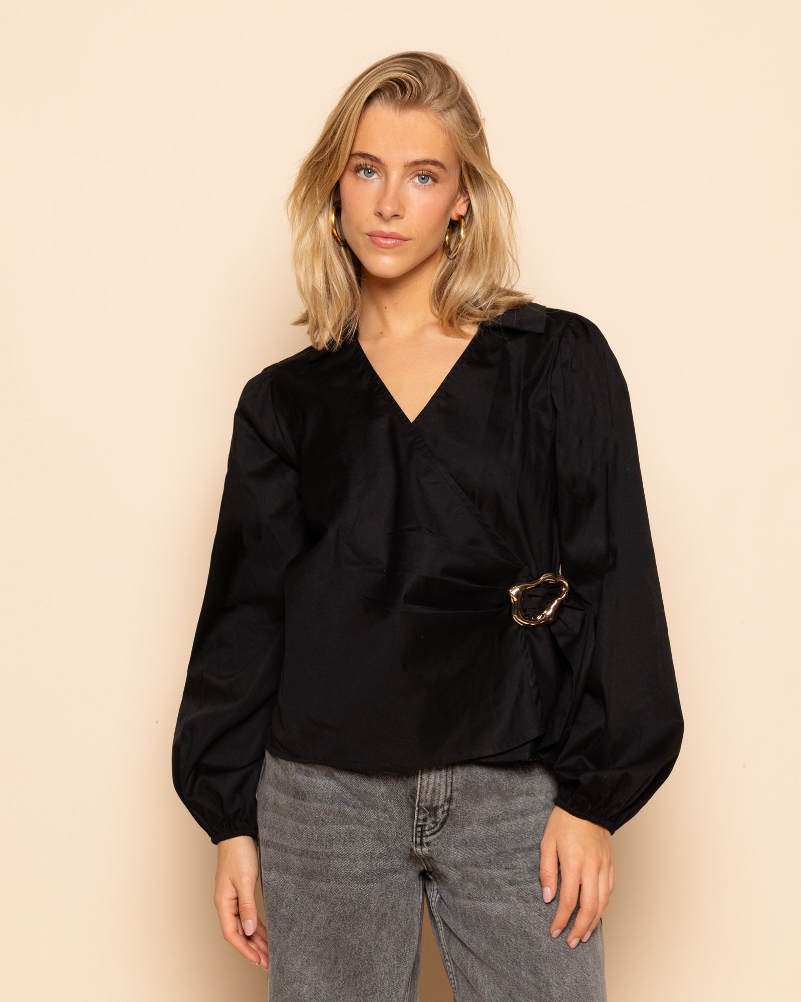 POPLIN WRAP BUCKLE BLOUSE ZWART