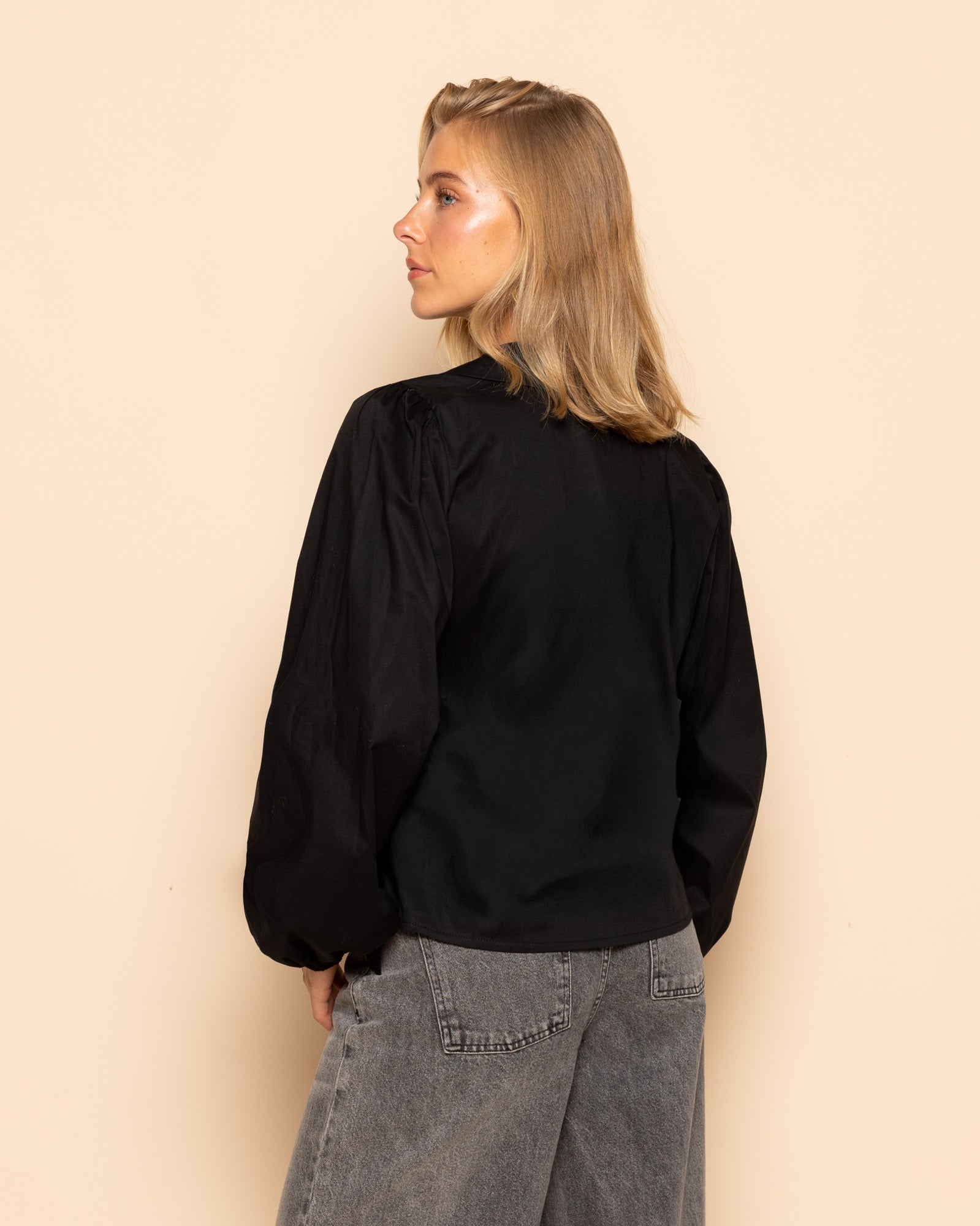 POPLIN WRAP BUCKLE BLOUSE ZWART