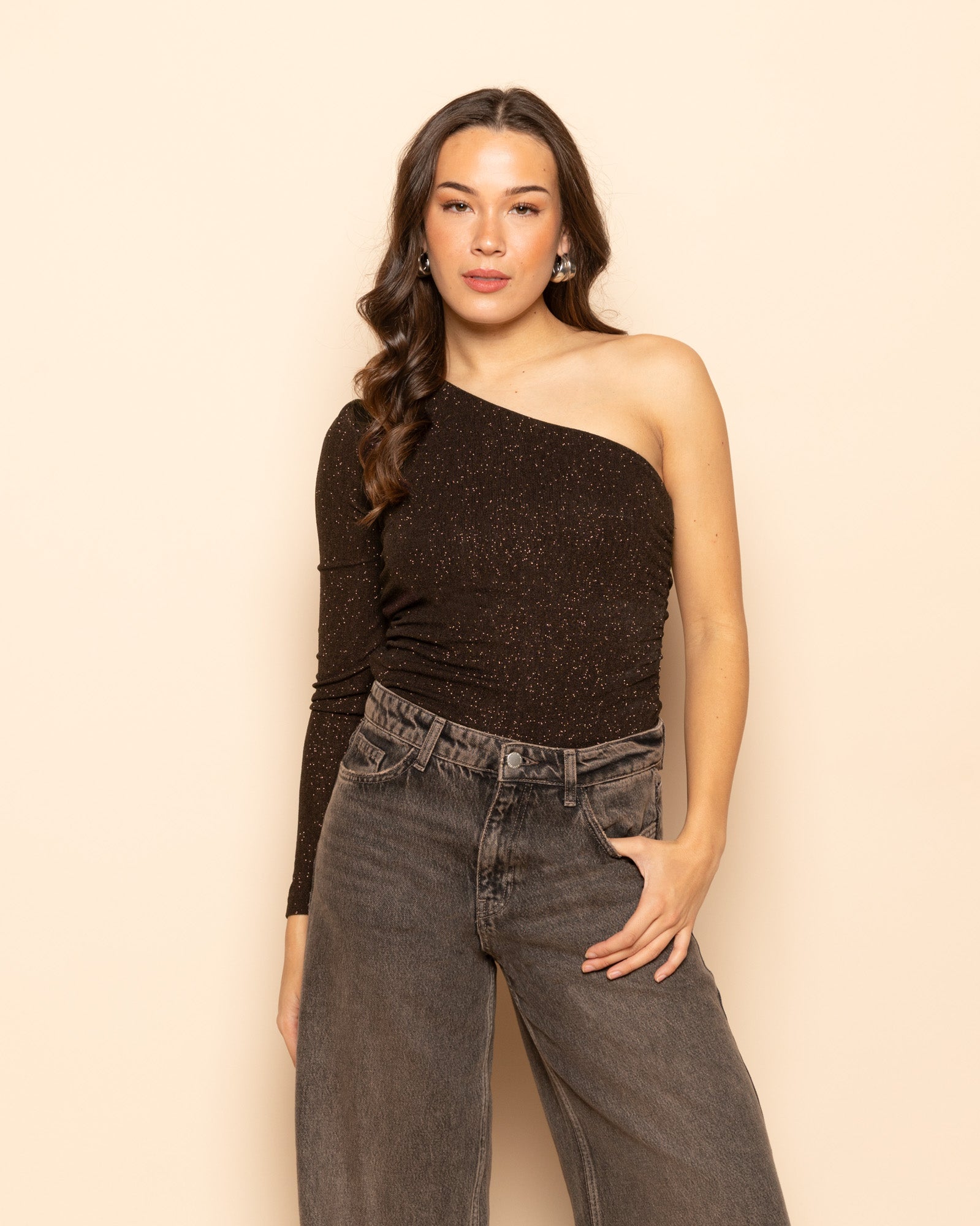 JOANY CRINKLE GLITTER ONE SLEEVE TOP BRUIN