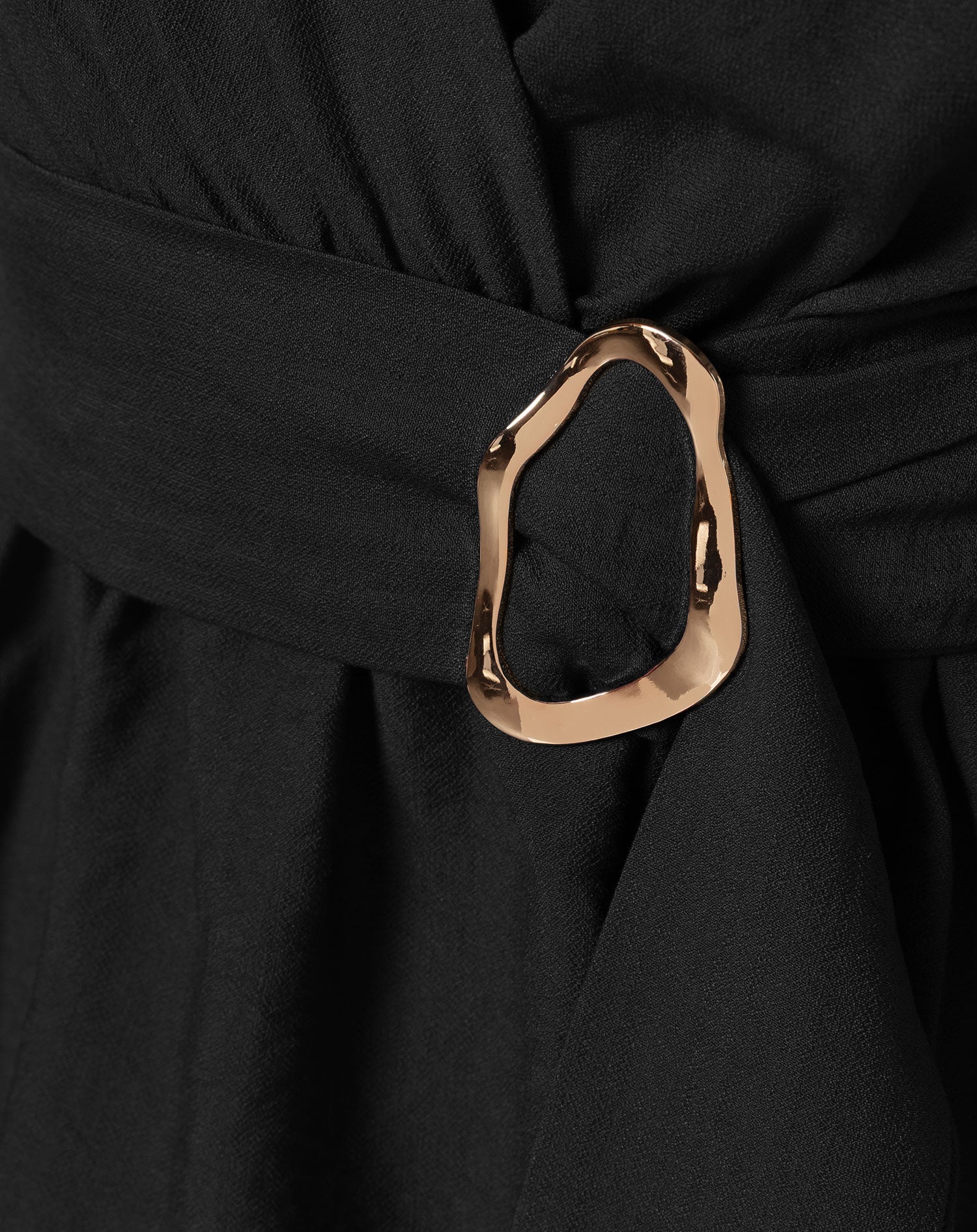 ZAYA VISCOSE BUCKLE TOP ZWART