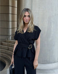 ZAYA VISCOSE BUCKLE TOP ZWART
