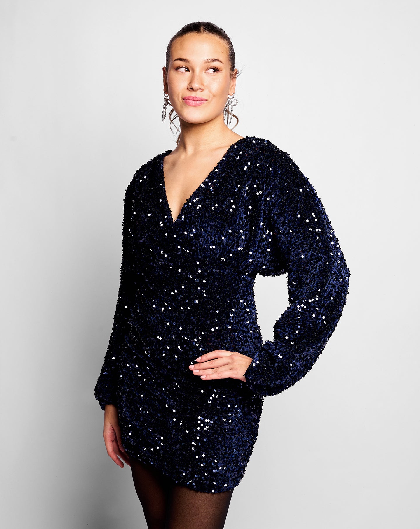 VELVET SEQUIN V-NECK DRESS MARINEBLAUW