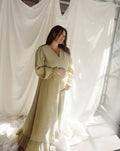 MOUSSELINE MAXI RUFFLE DRESS LICHT OLIJFGROEN