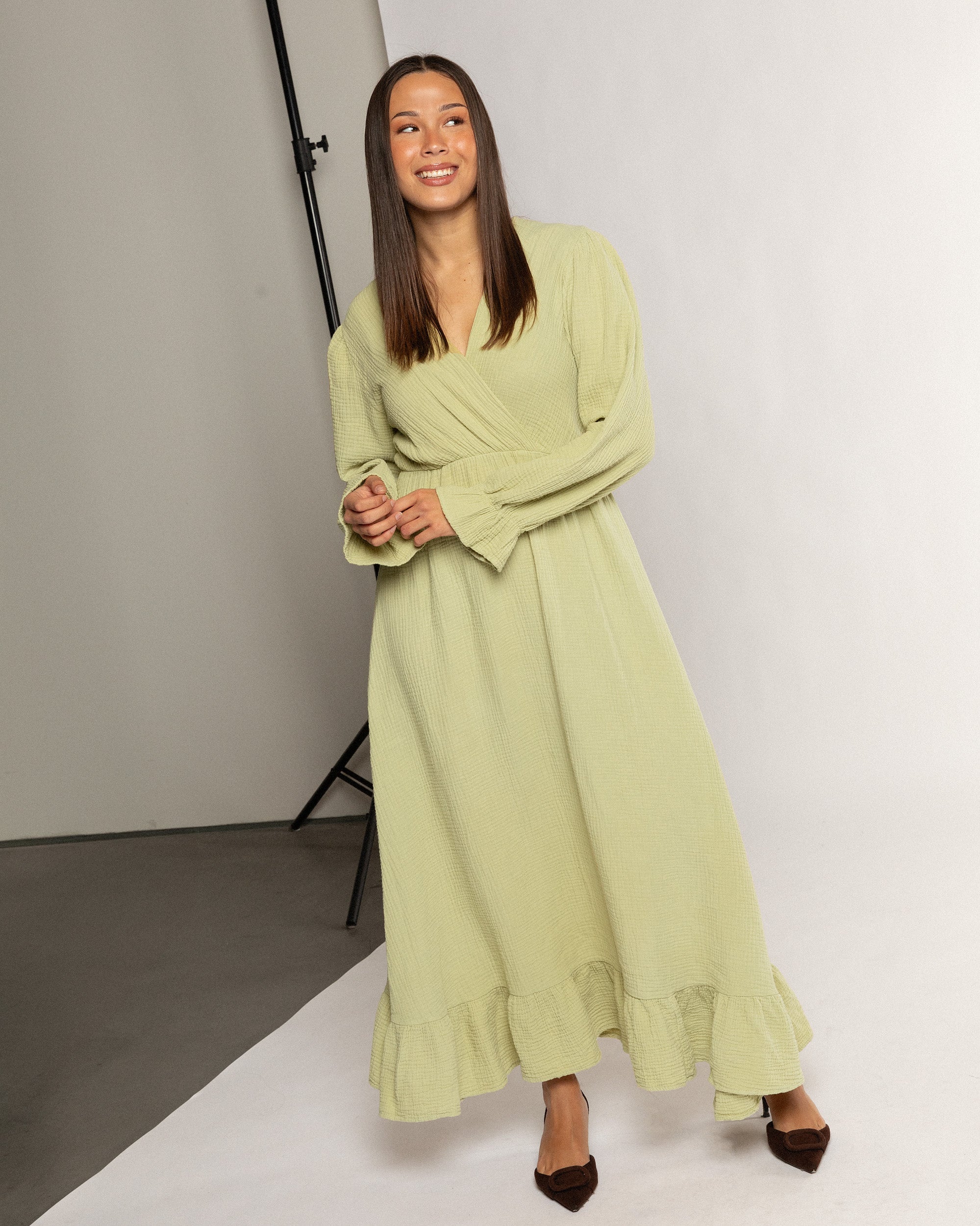 MOUSSELINE MAXI RUFFLE DRESS LICHT OLIJFGROEN