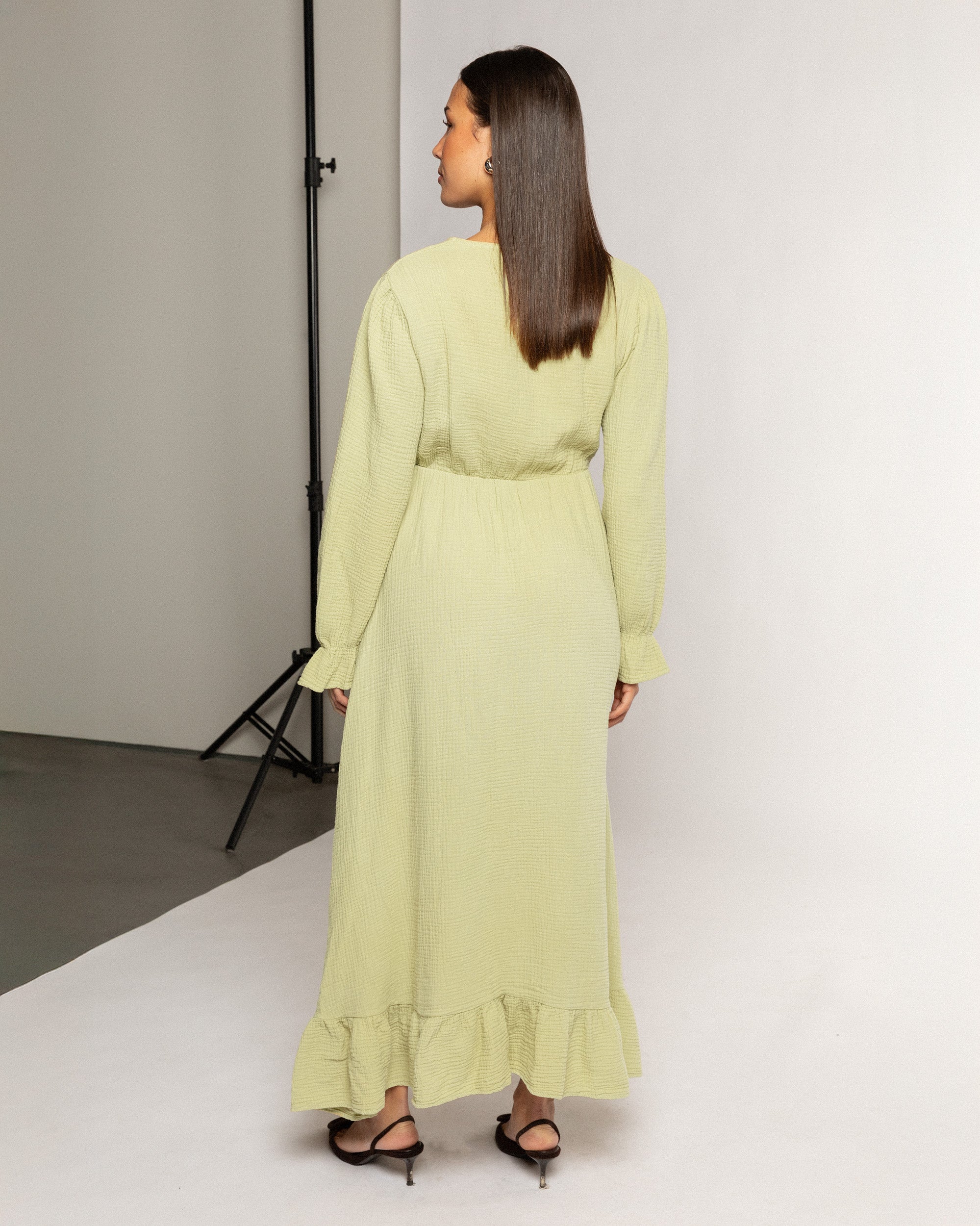 MOUSSELINE MAXI RUFFLE DRESS LICHT OLIJFGROEN