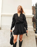 AVERY DOBBY RUFFLE SKIRT ZWART