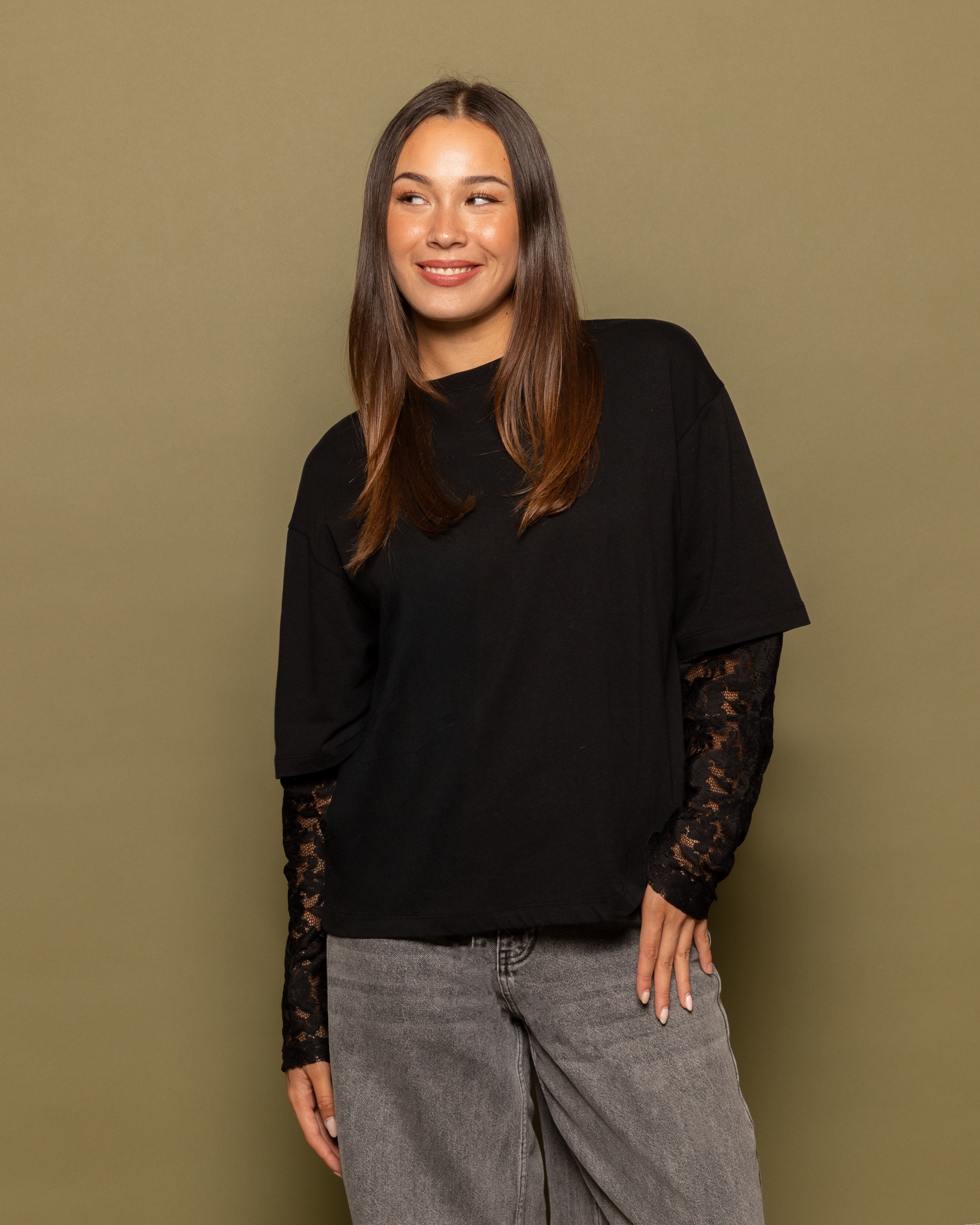 LACE LONG SLEEVE OVERSIZED TEE ZWART