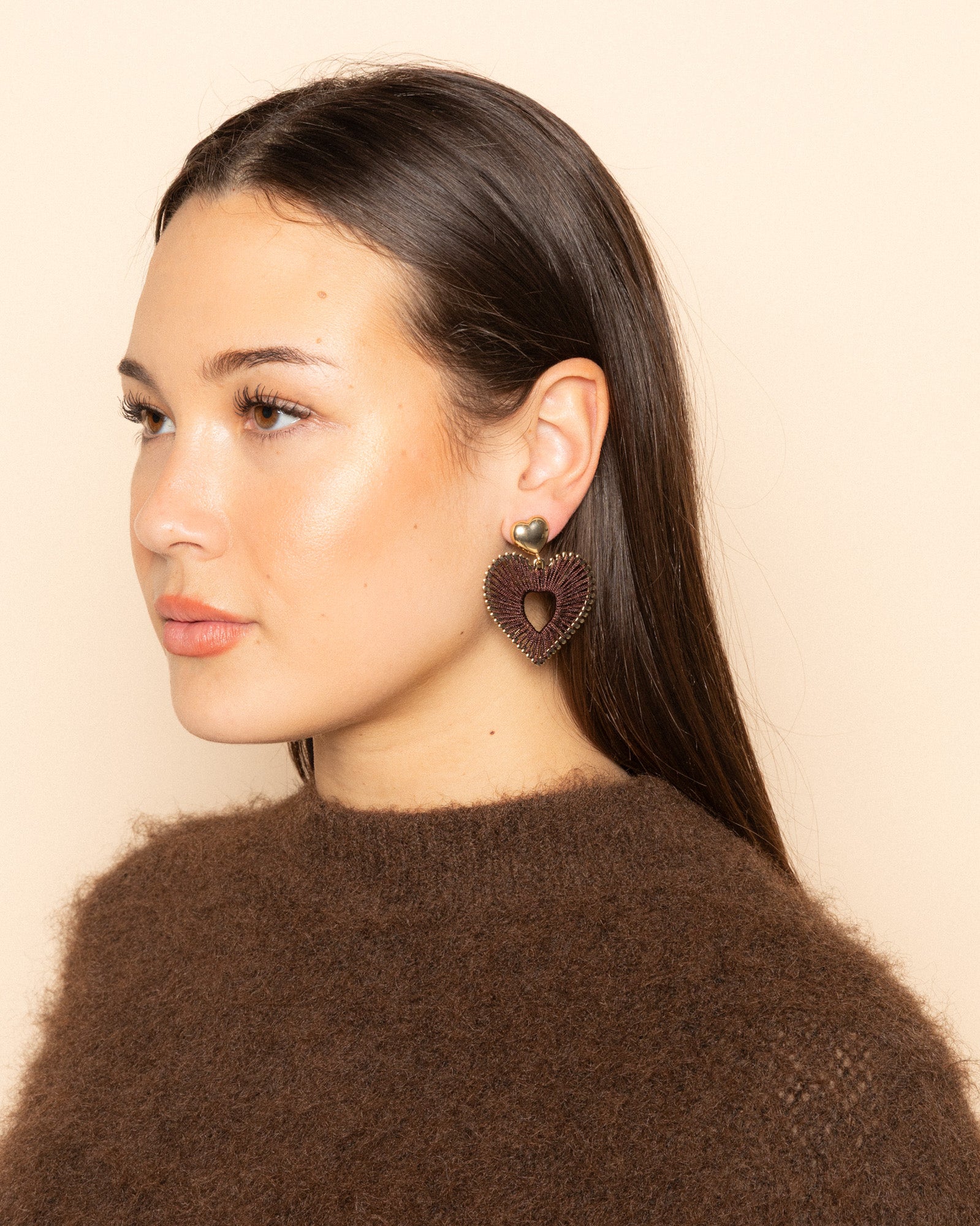COLORED HEART EARRINGS DARK BROWN