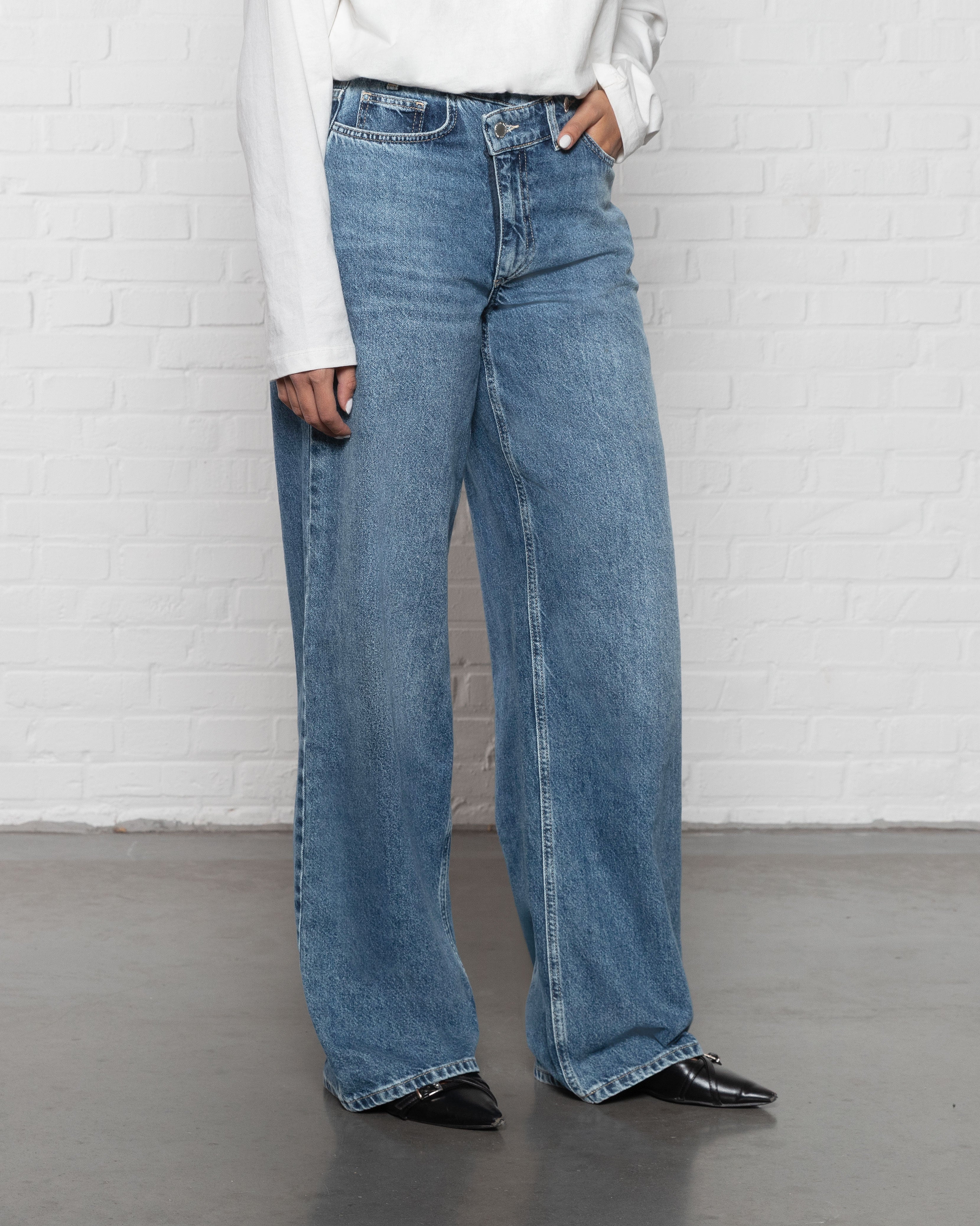 CROSSOVER WIDE LEG JEANS MID BLUE