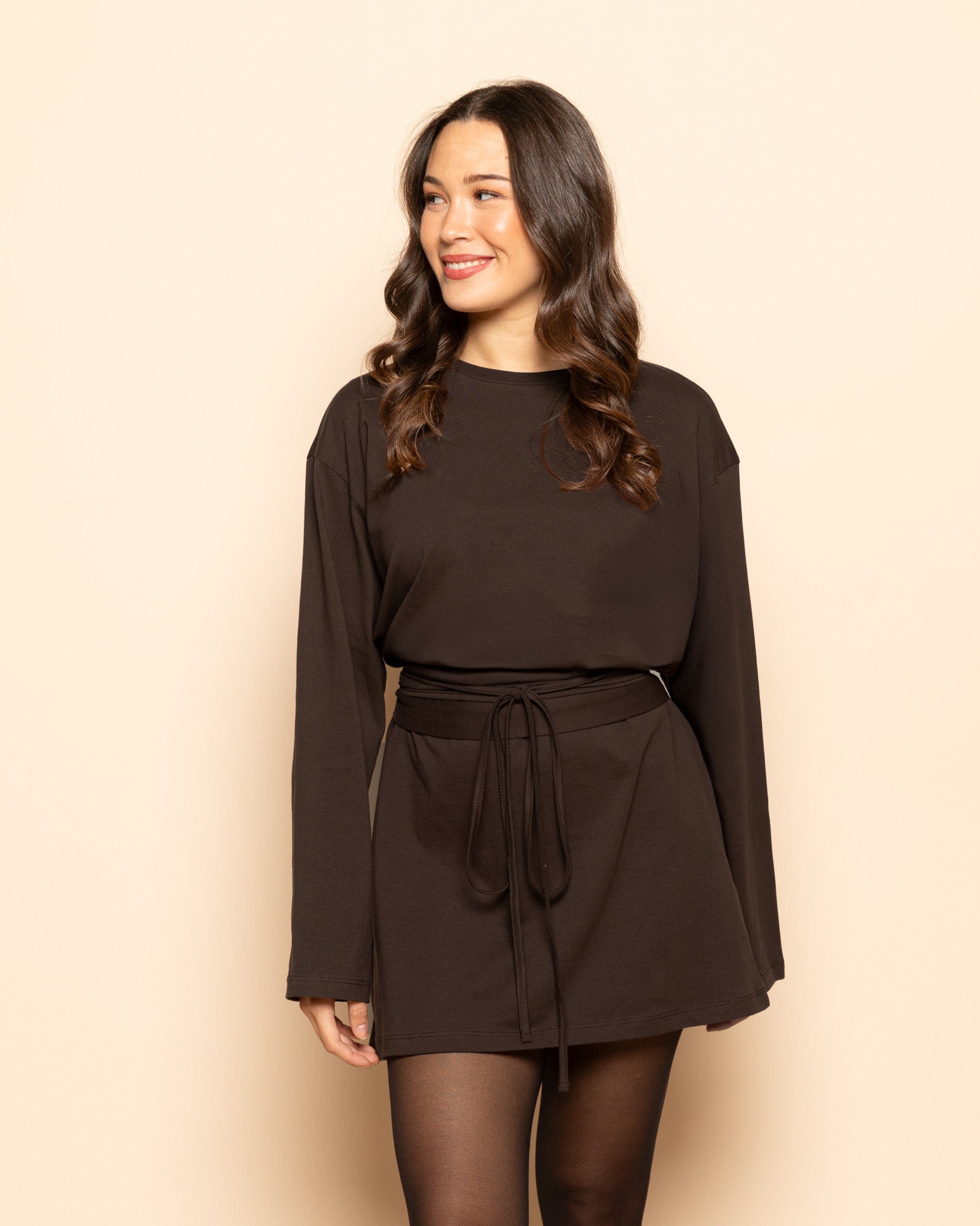 BELTED LONG SLEEVE TEE DRESS DARK BROWN