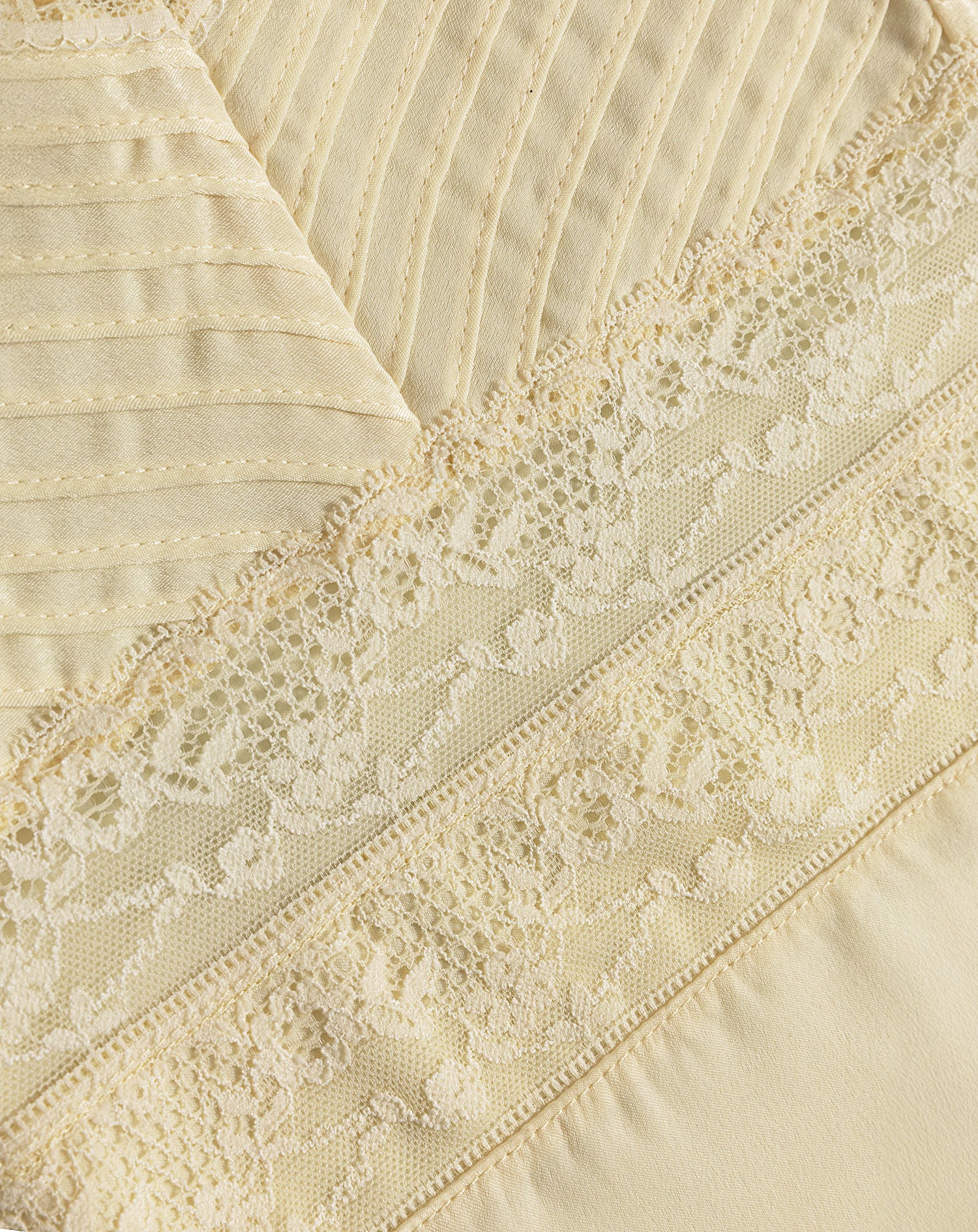 LACE PINTUCK TOP BOTERGEEL