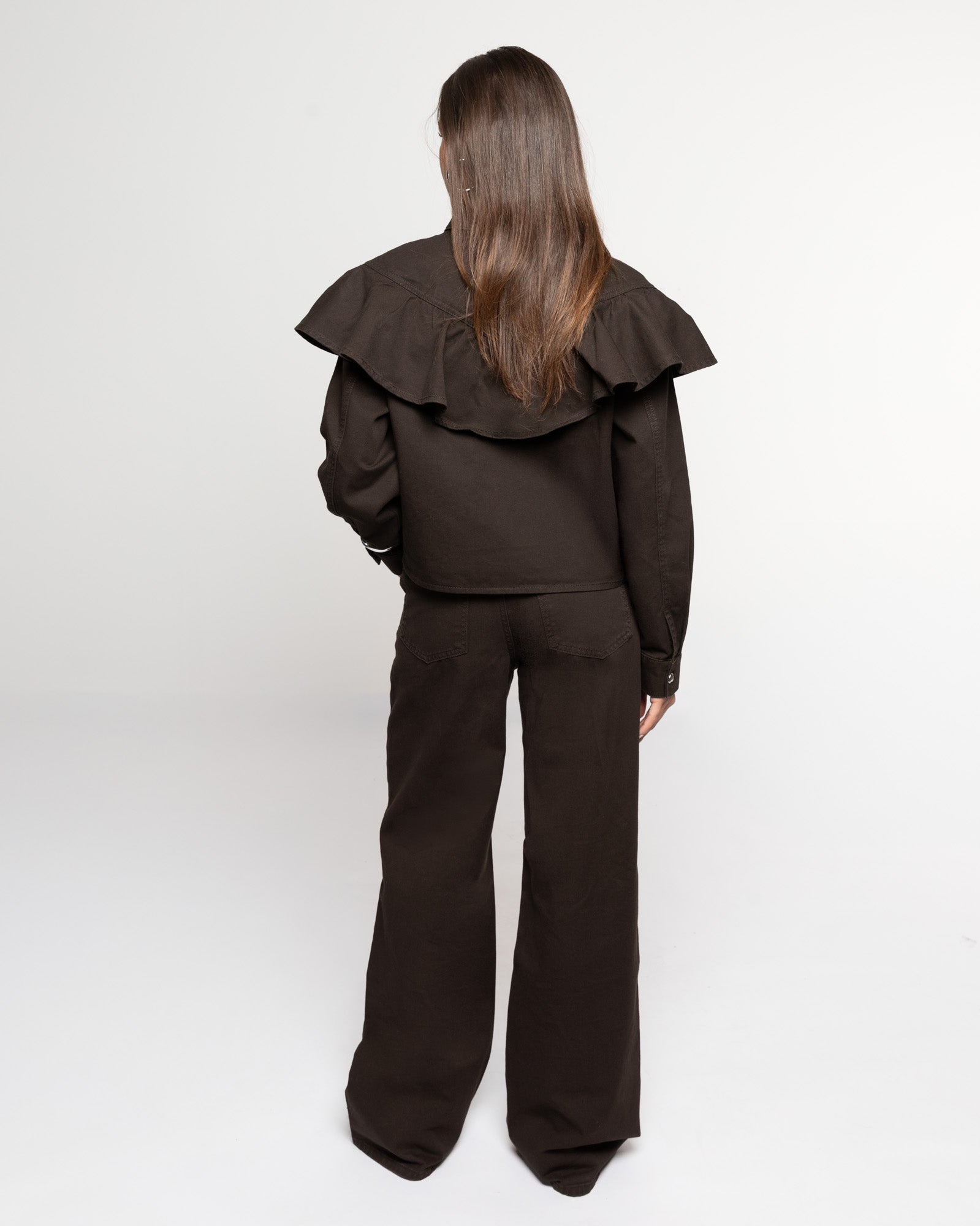RUFFLE DENIM BLOUSE BRUIN
