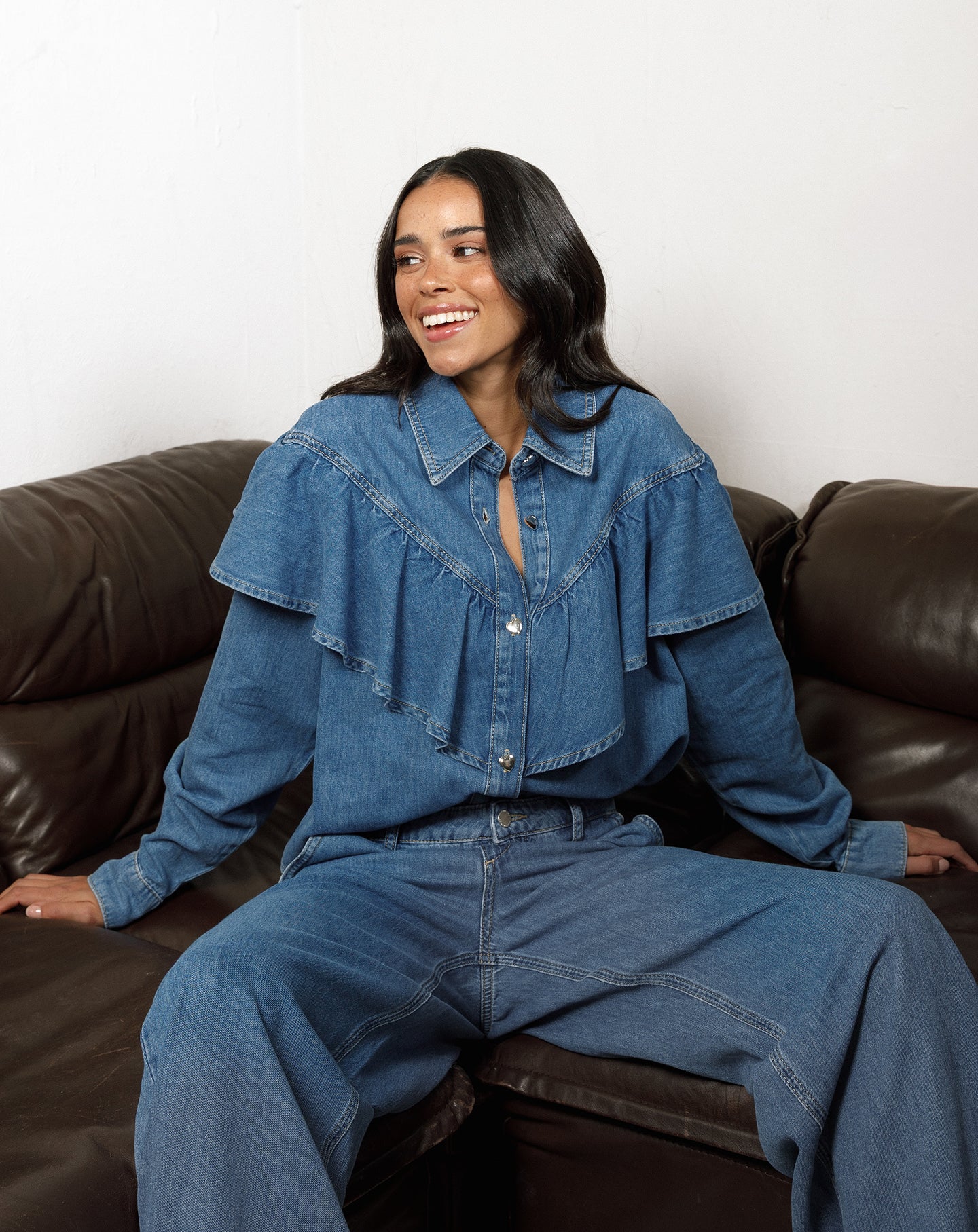 RUFFLE DENIM BLOUSE MID BLAUW