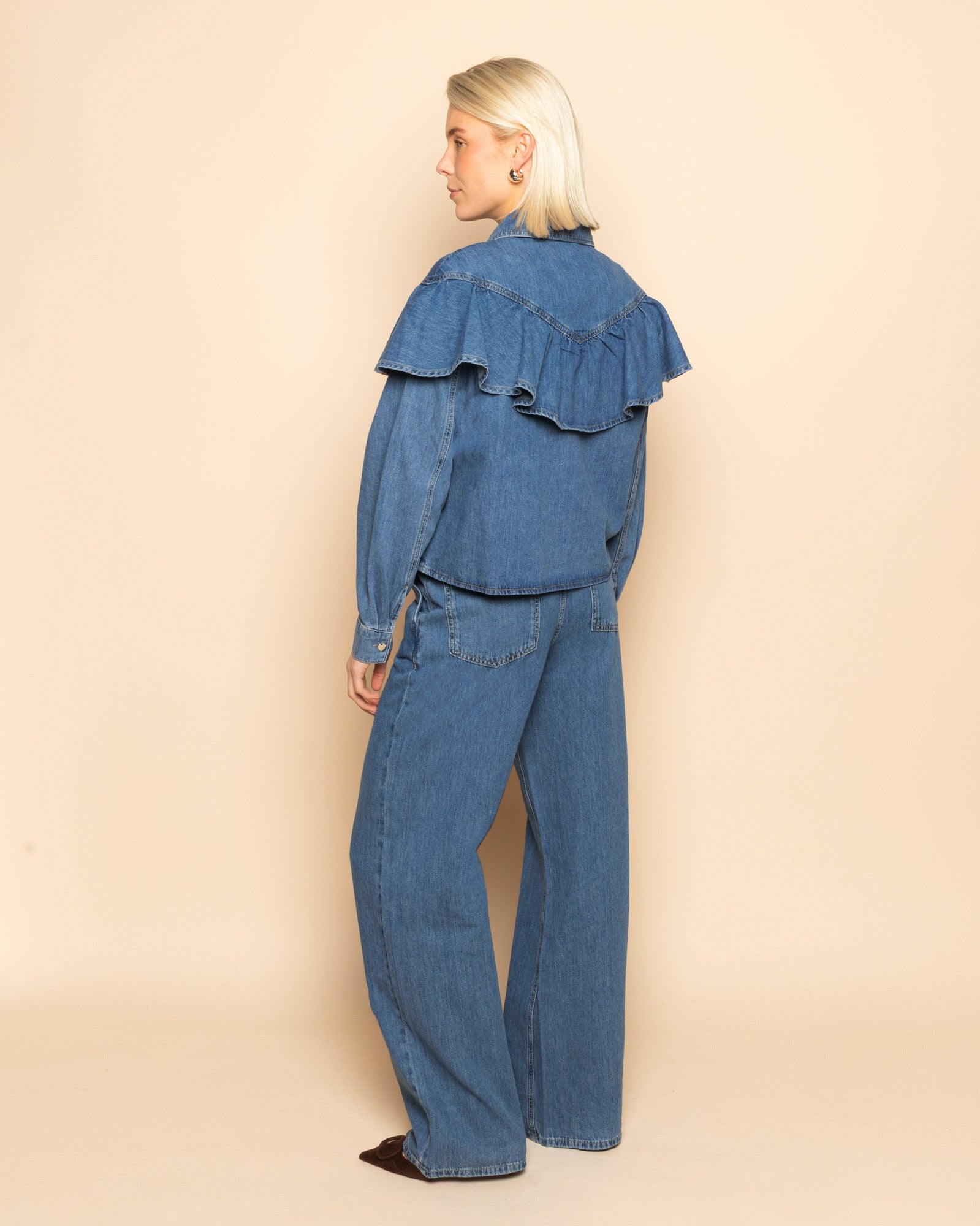 RUFFLE DENIM BLOUSE MID BLAUW