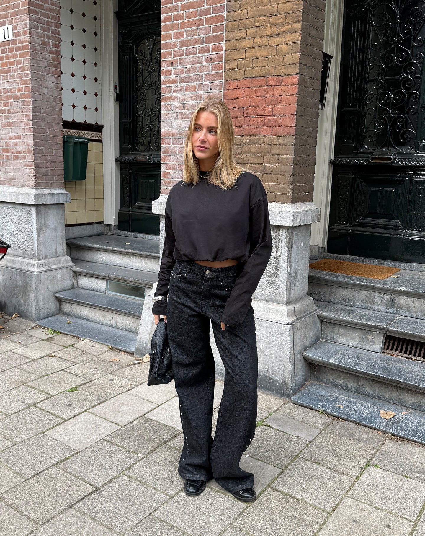 CROPPED BUBBLE HEM LONG SLEEVE TEE ZWART