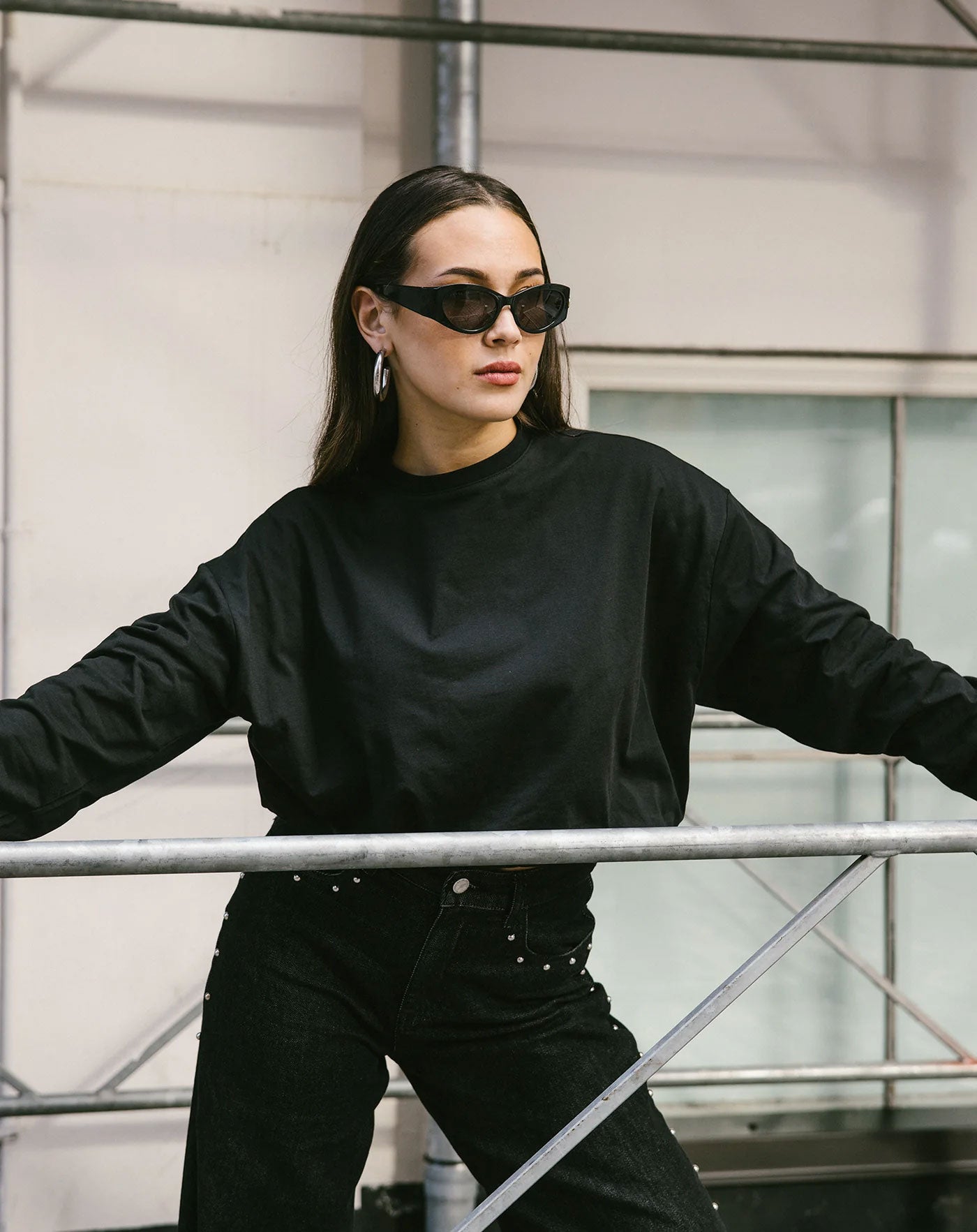 CROPPED BUBBLE HEM LONG SLEEVE TEE ZWART