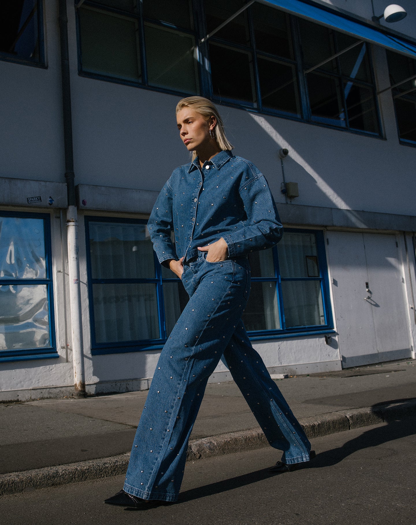 BIG STUD DENIM JACKET BLAUW