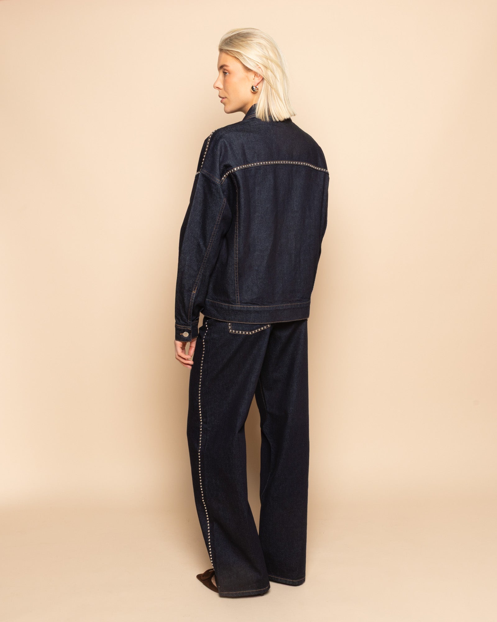 LIA STUD DENIM JACKET DONKERBLAUW | Most Wanted