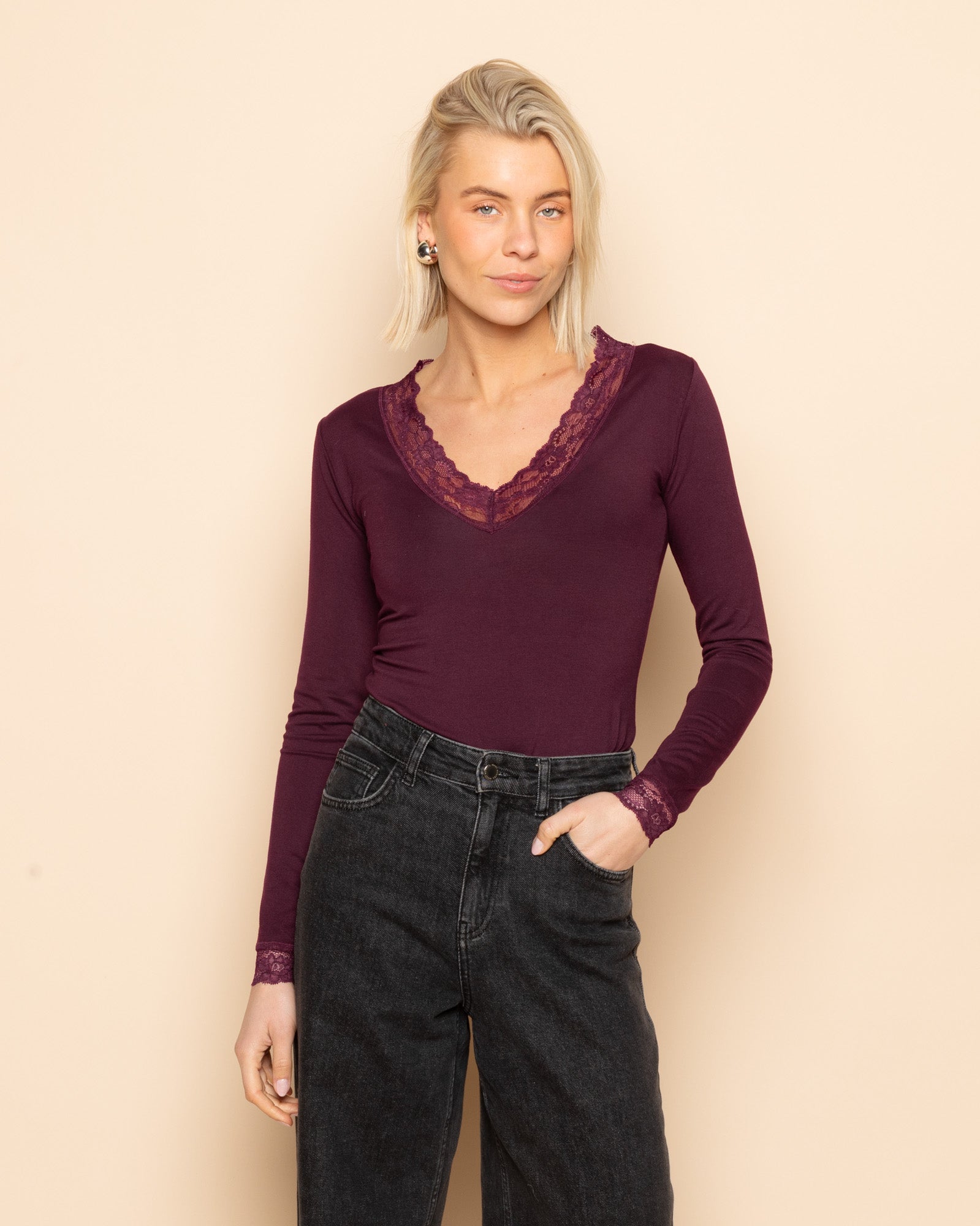 LACE VNECK LONG SLEEVE TOP DONKER BURGUNDY