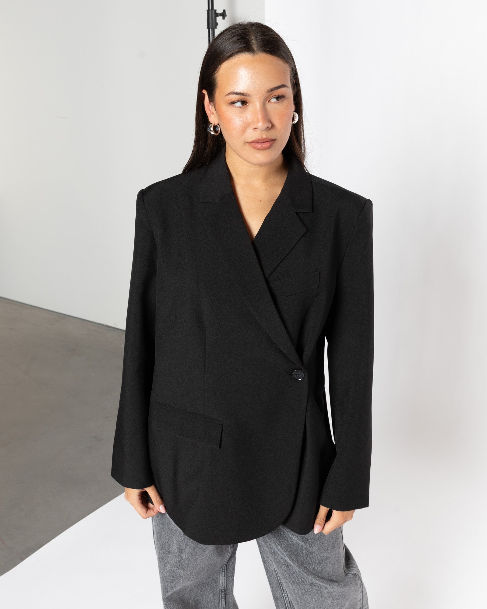 STEVIE OVERSIZED ASYMMETRIC BLAZER ZWART