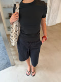 BASIC SHORT SLEEVE FITTED TOP ZWART
