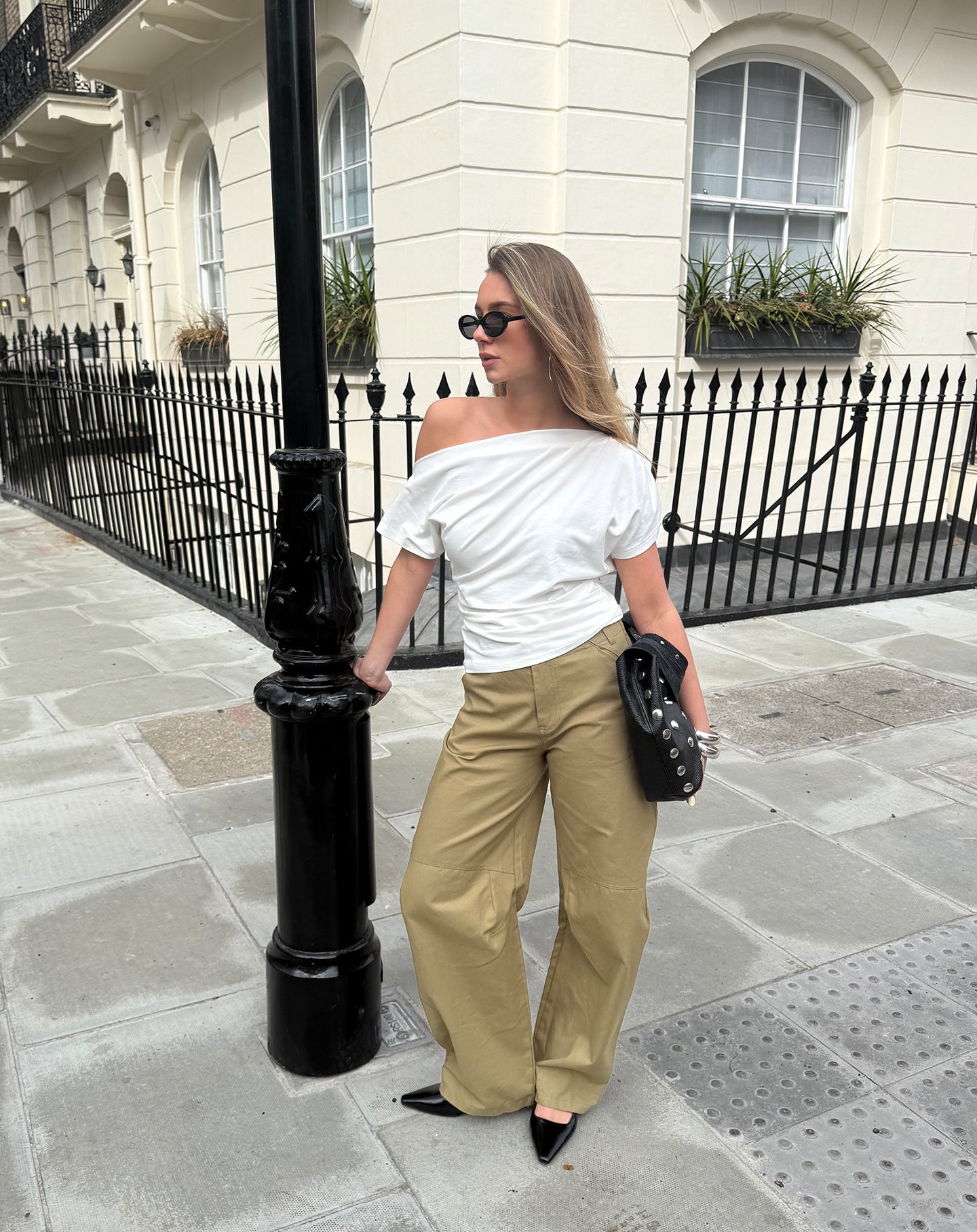 OFF SHOULDER PLEAT TOP CRÈME