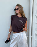 PADDED SHOULDER BUBBLE HEM TEE DONKERBRUIN