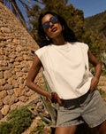 PADDED SHOULDER BUBBLE HEM TEE CRÈME