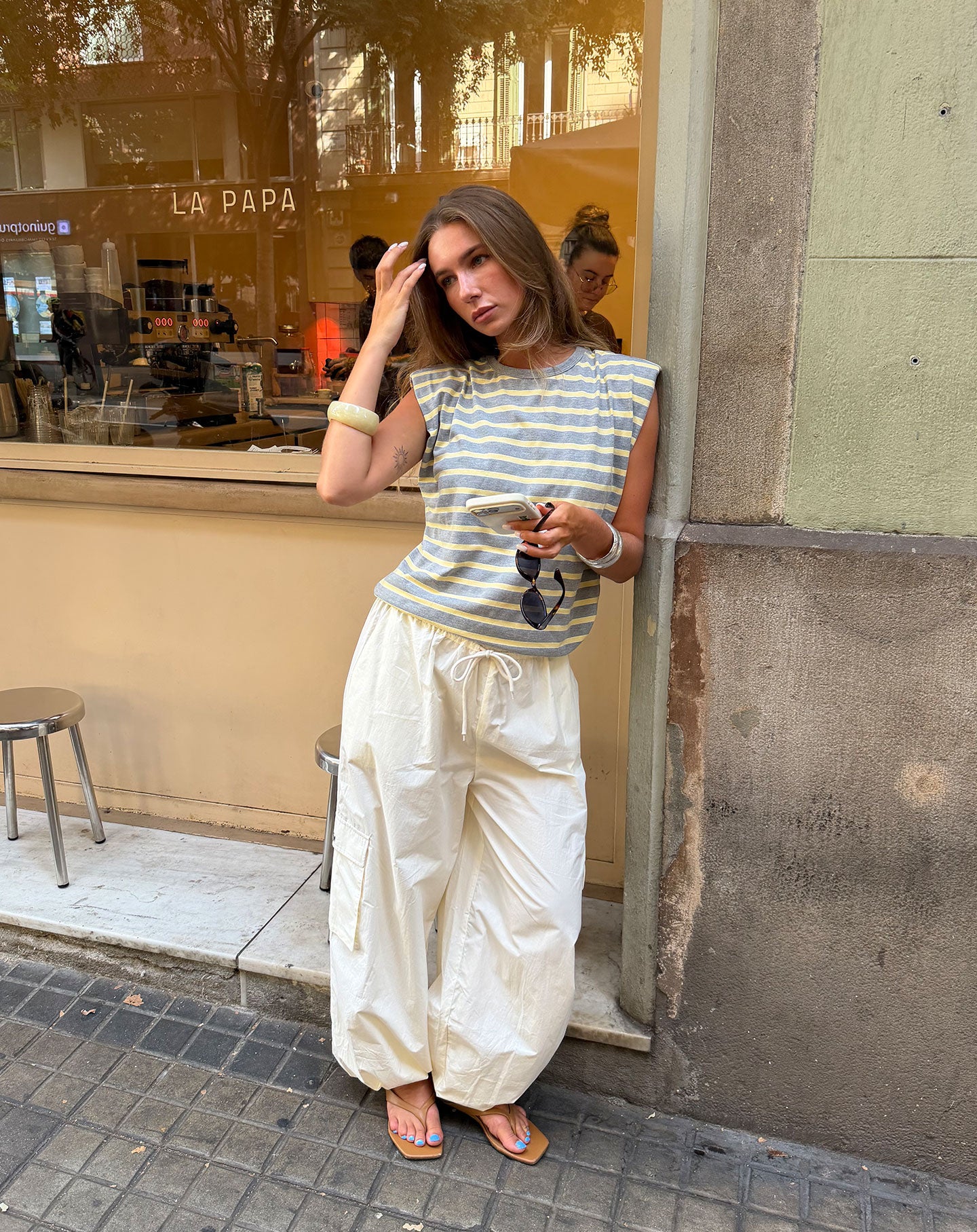 KAILA SLEEVELESS SHOULDER PADDED TEE STRIPED GRIJS GEEL