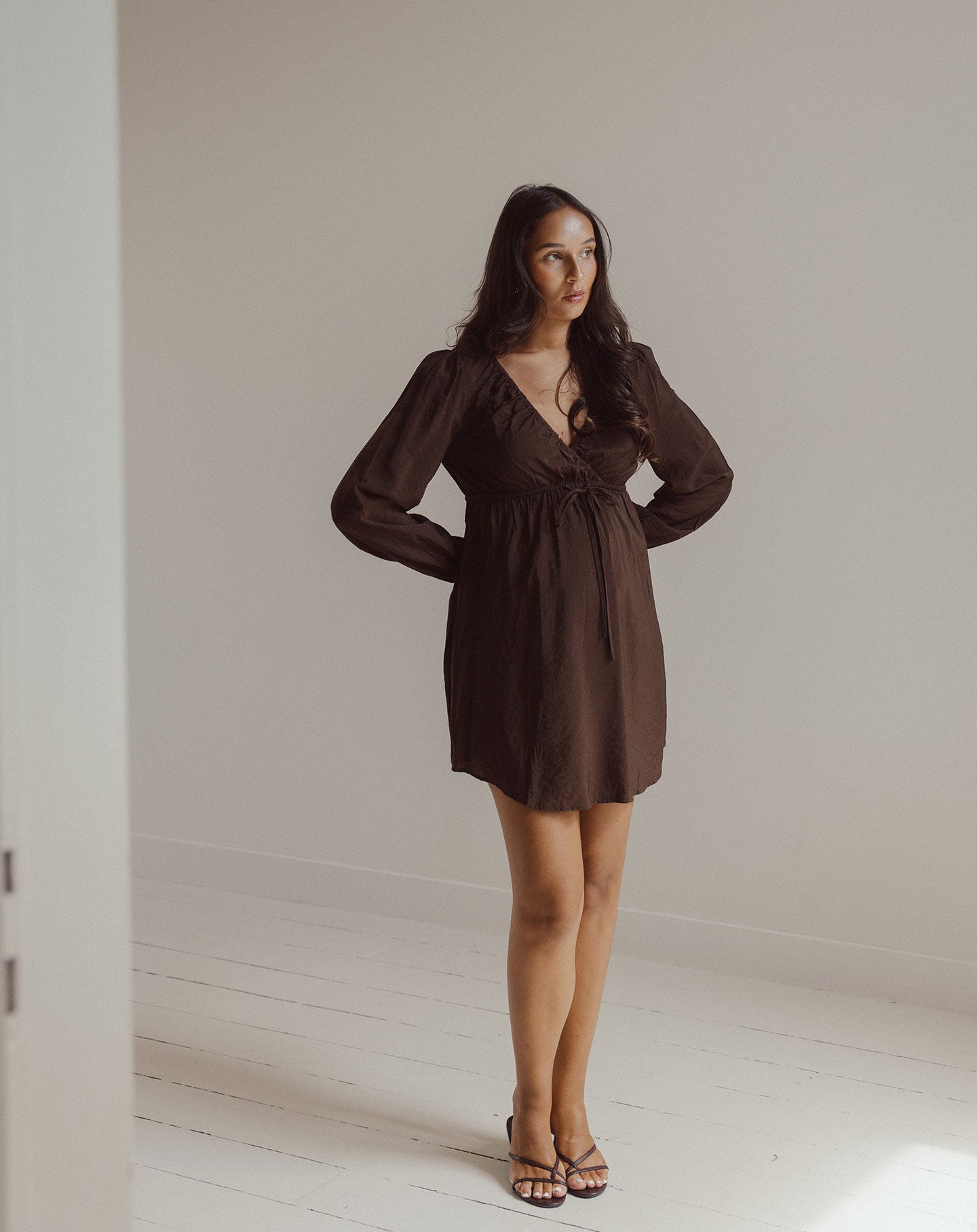 LUX V-NECK MATERNITY DRESS BRUIN