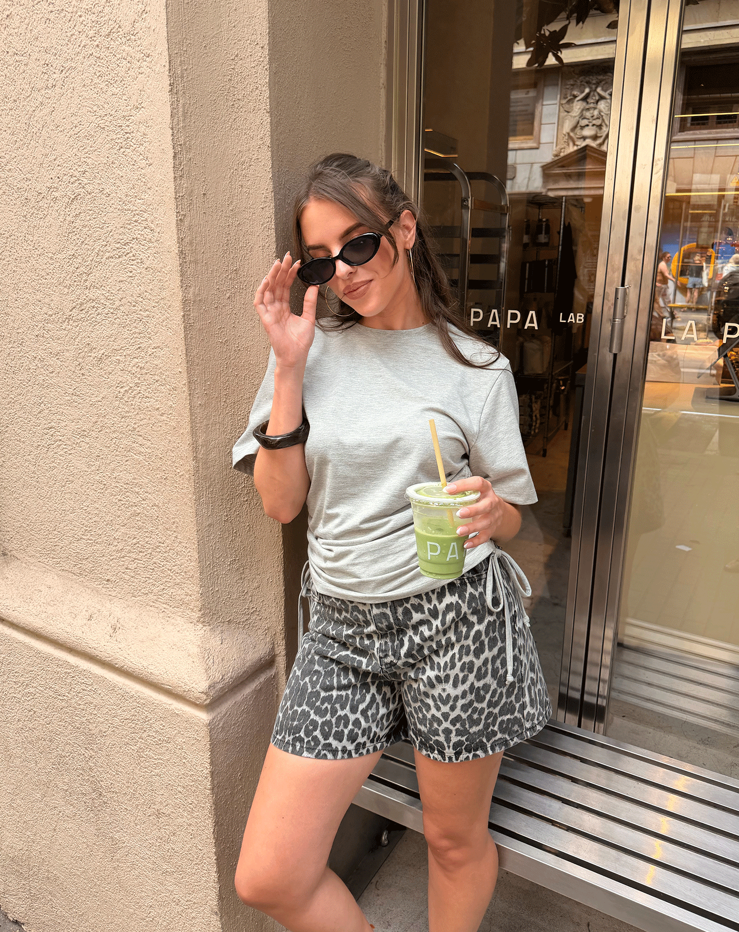 LEOPARD MOM DENIM SHORT GRIJS