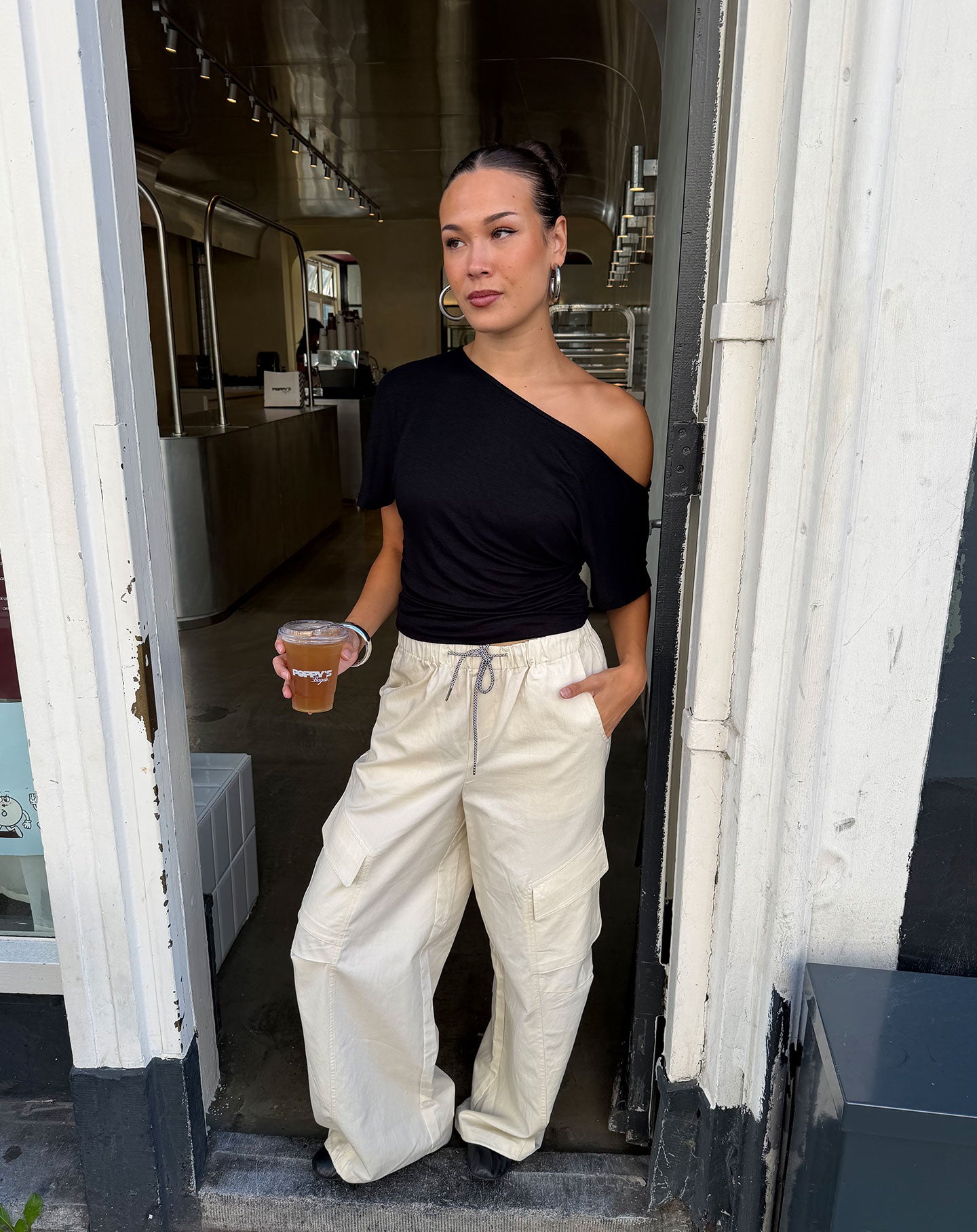 OFF SHOULDER LOOSE TEE ZWART