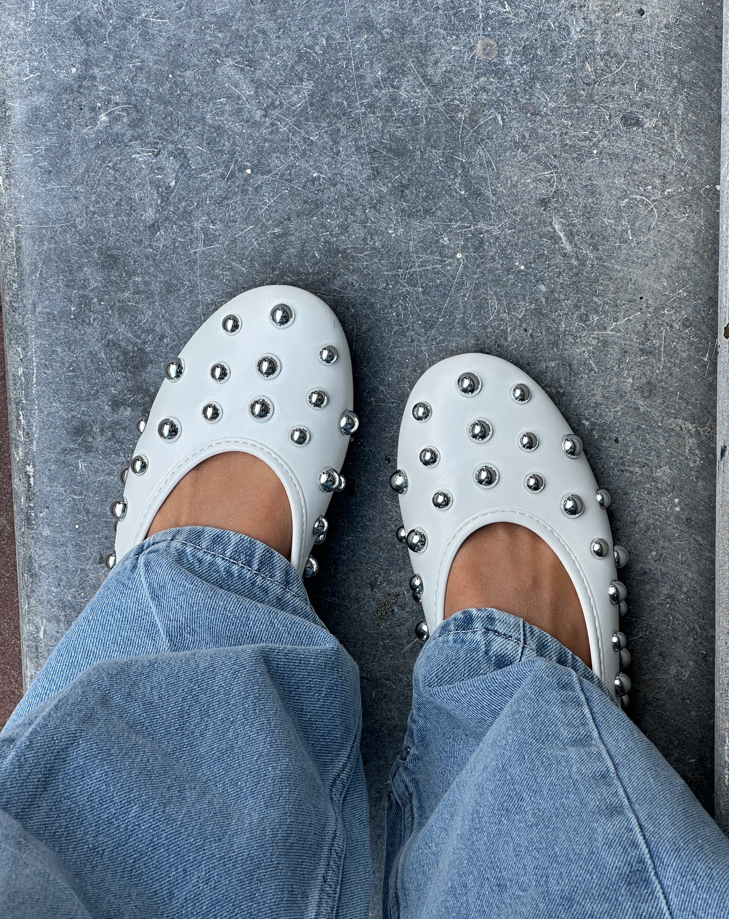 STUDDED FLATS CRÈME