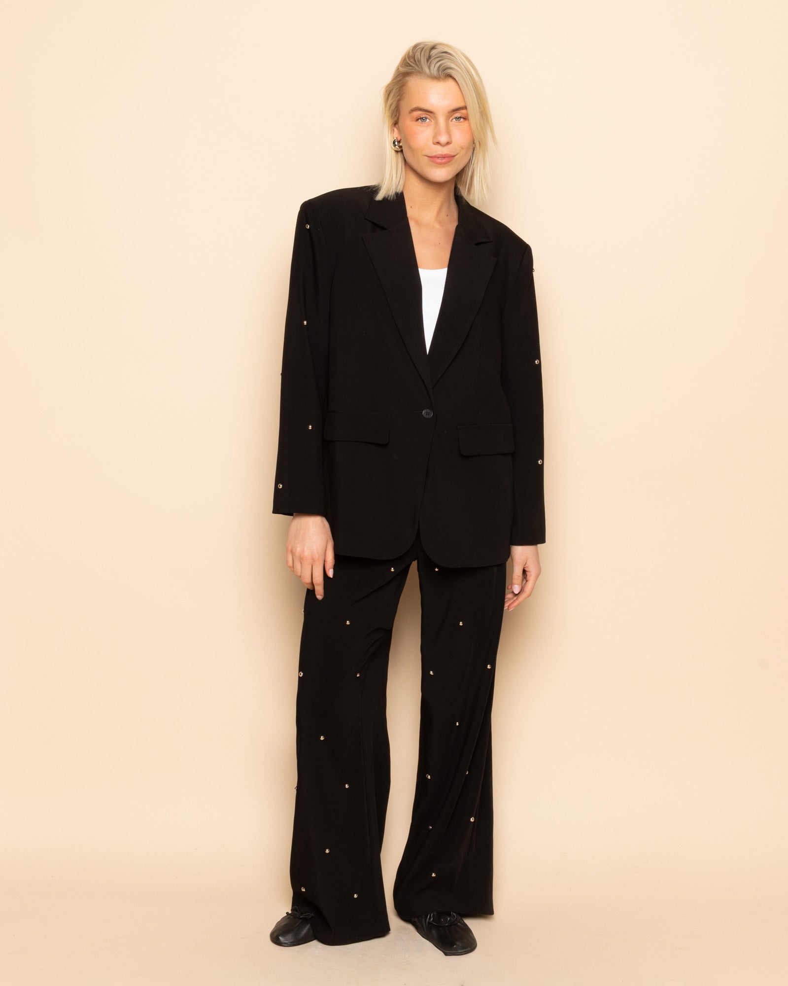 FLO BUBBLE STUD STRAIGHT LEG PANTALON ZWART