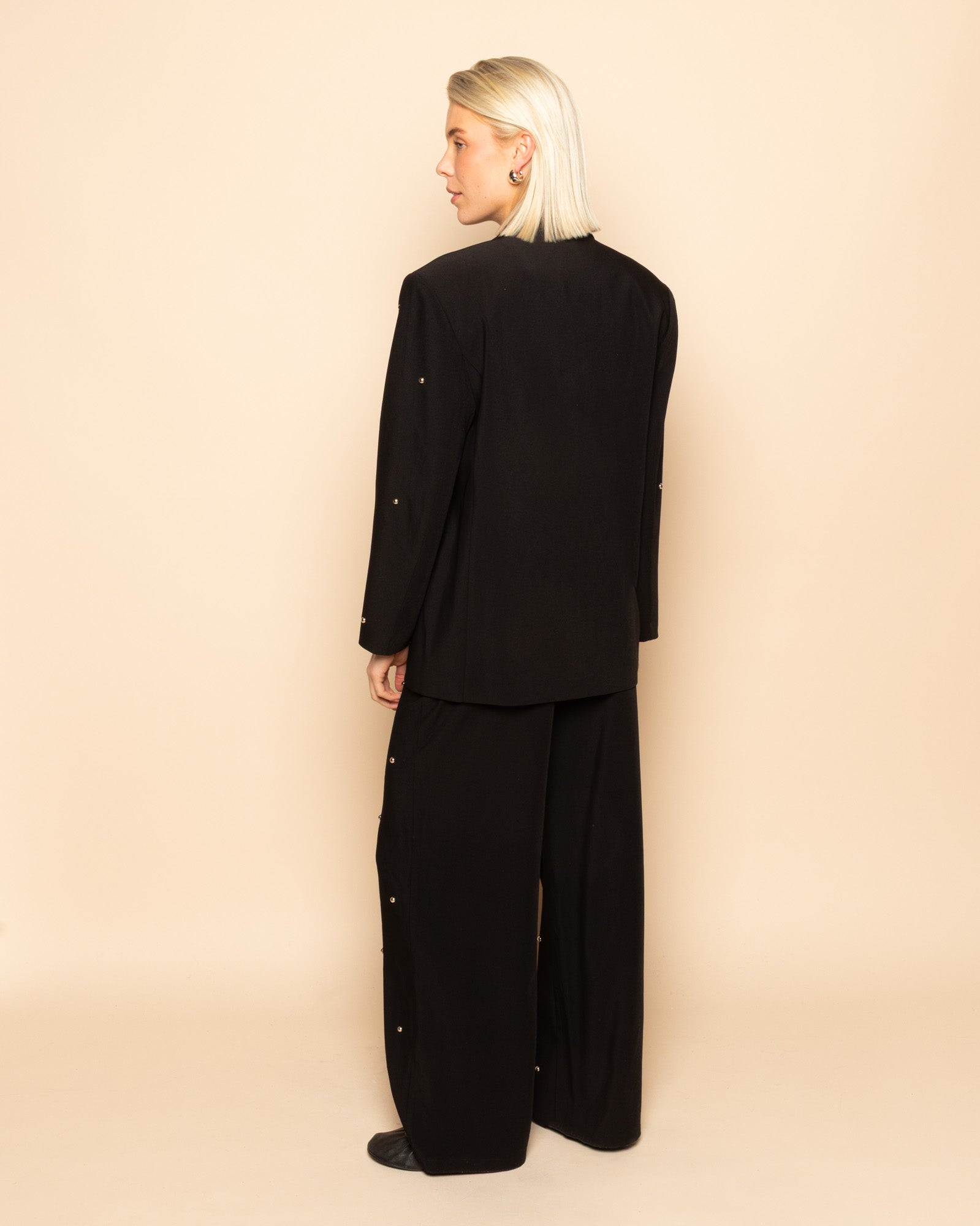 FLO BUBBLE STUD STRAIGHT LEG PANTALON ZWART