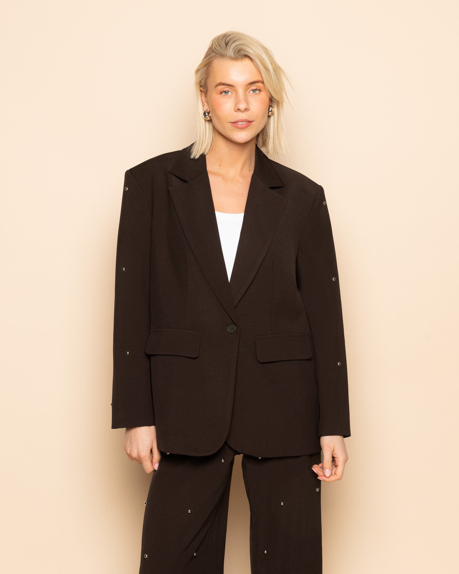 FLO BUBBLE STUD STRAIGHT LEG PANTALON DONKERBRUIN