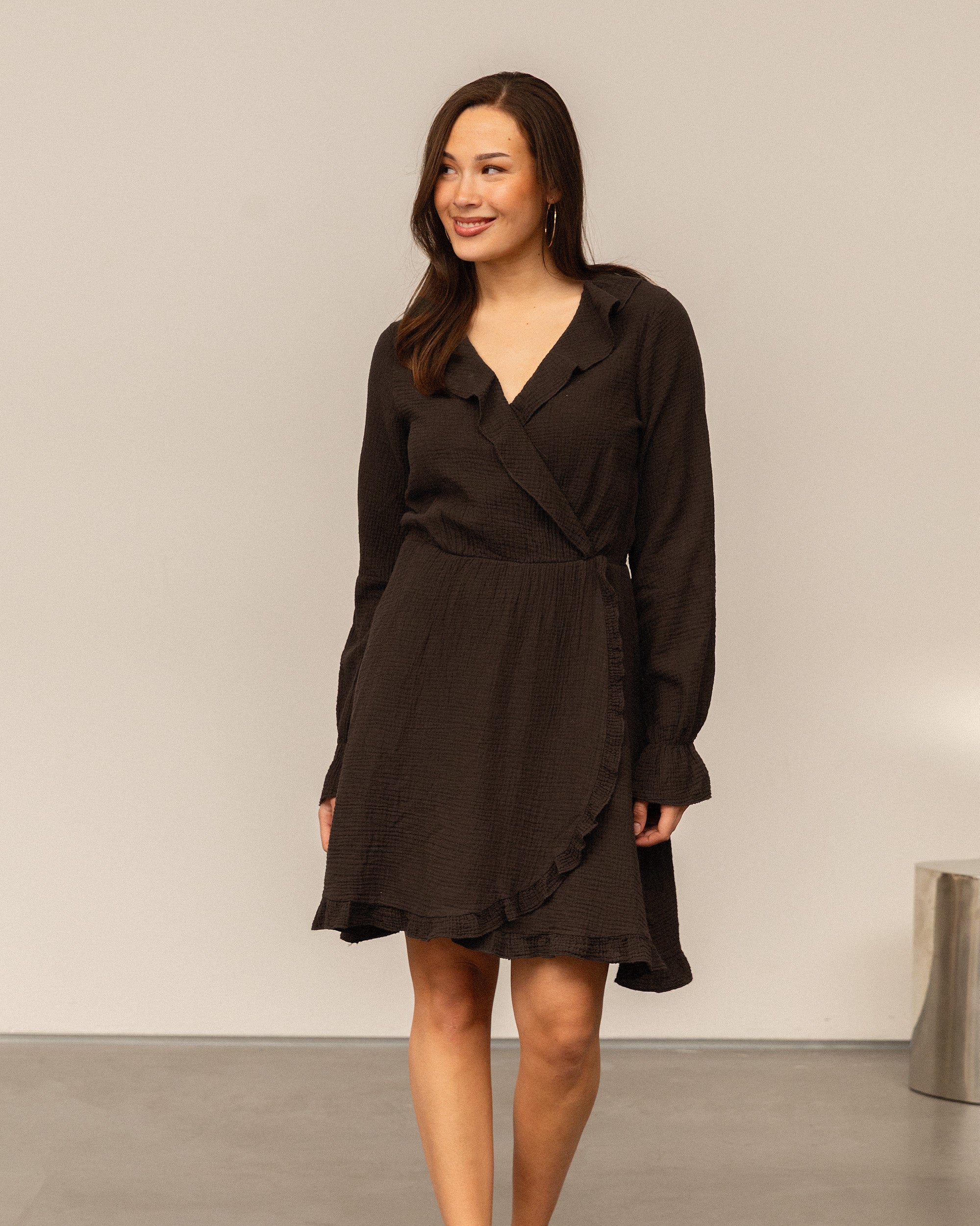 MOUSSELINE RUFFLE V-NECK WRAP DRESS BRUIN