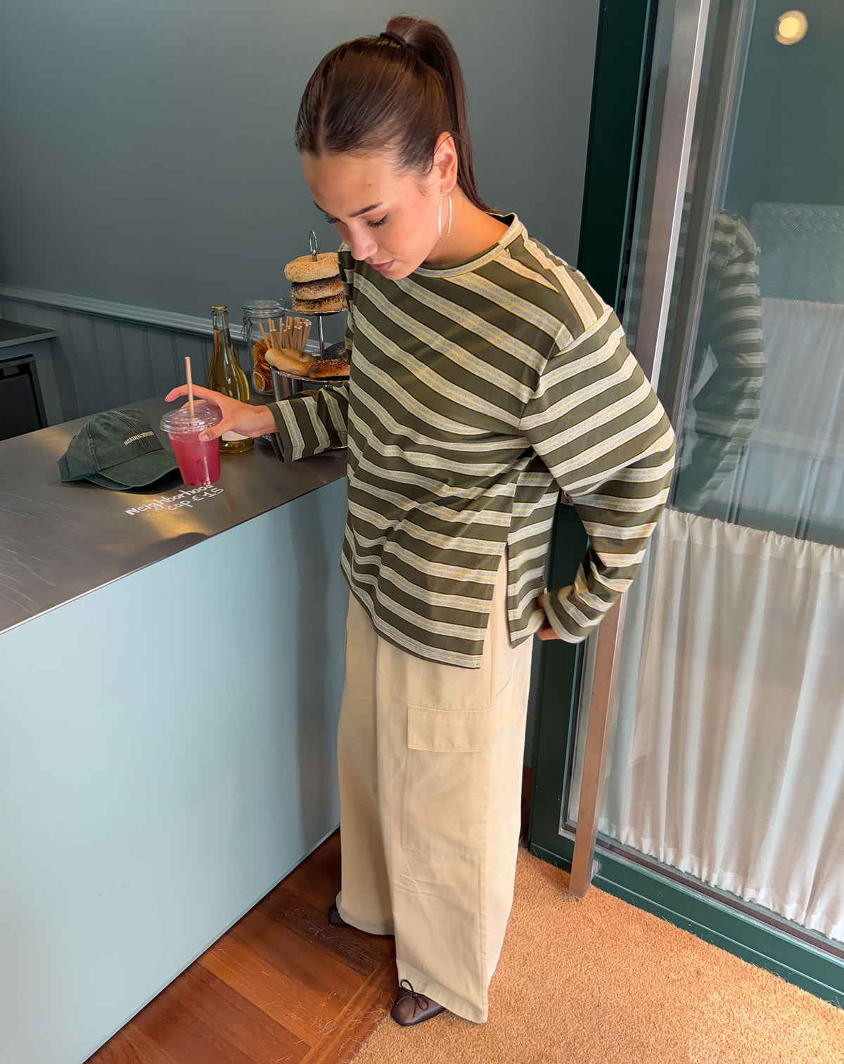STRIPE PADDED SHOULDER LONG SLEEVE TEE GROEN